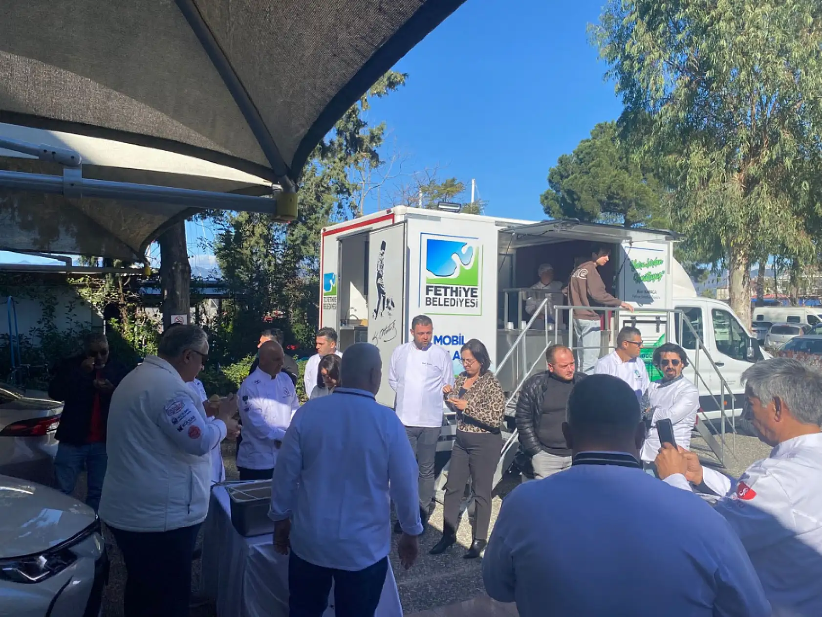 Fethiye'de depremde hayatını kaybedenlerin anısına irmik helvası ikramı