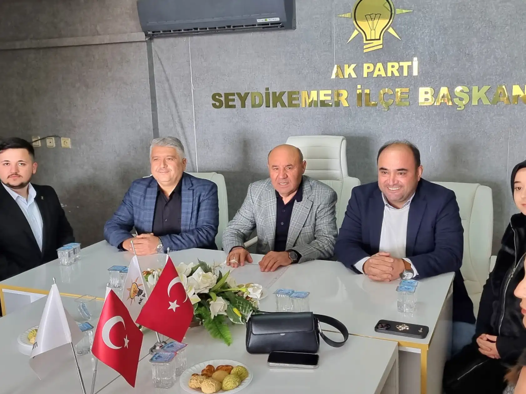 Vekil Otgöz ve Başkan Akdenizli'den AK Parti Seydikemer'e ziyaret