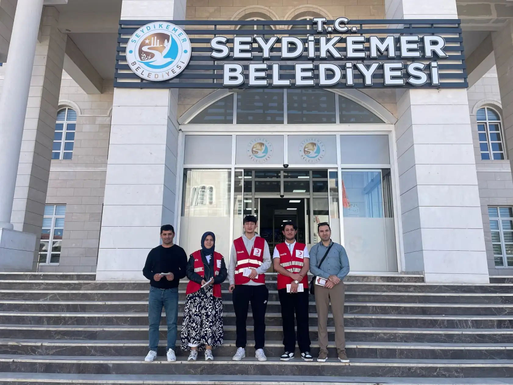 Kızılay gönüllüleri Seydikemer'de kan bağışına teşvik etmek için broşür dağıttı