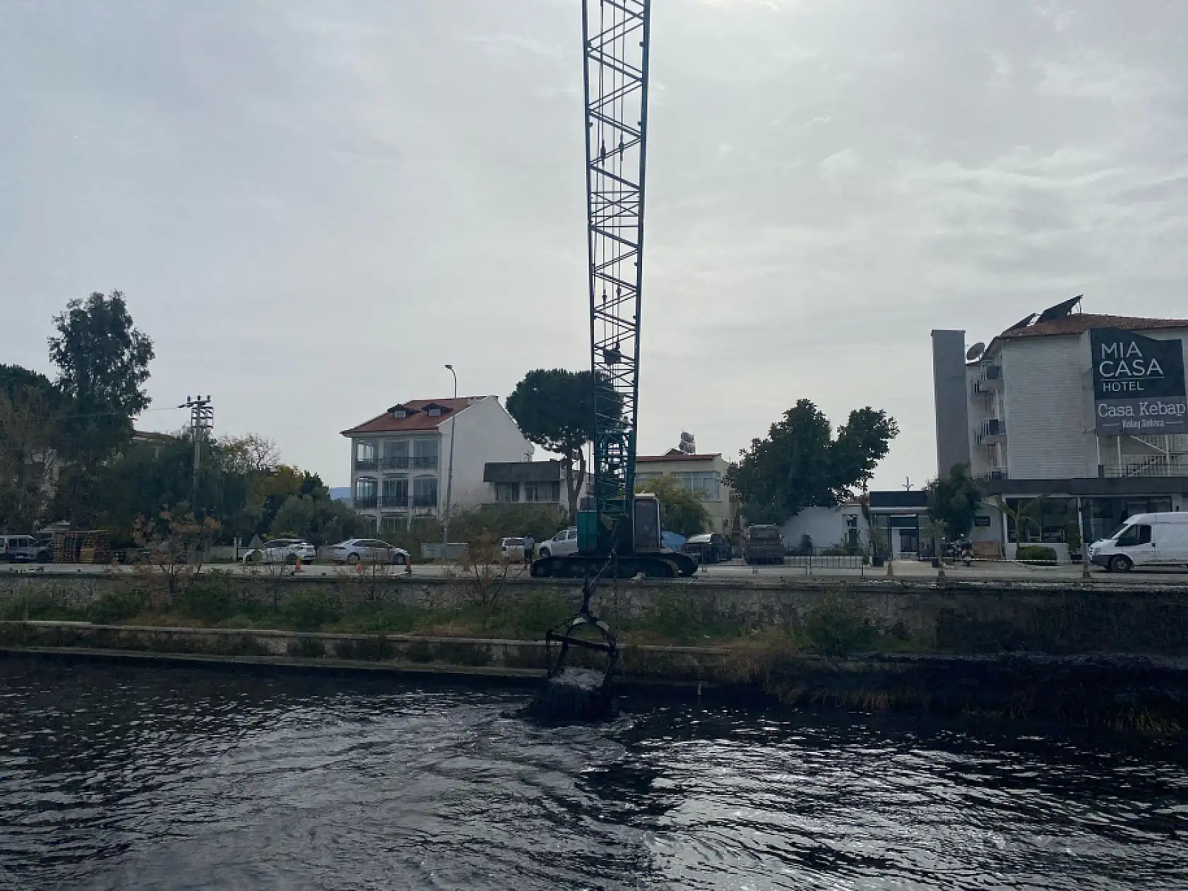 Fethiye Çalış Sahili Mut Deresi'nde Vinç İle Temizlik Çalışması