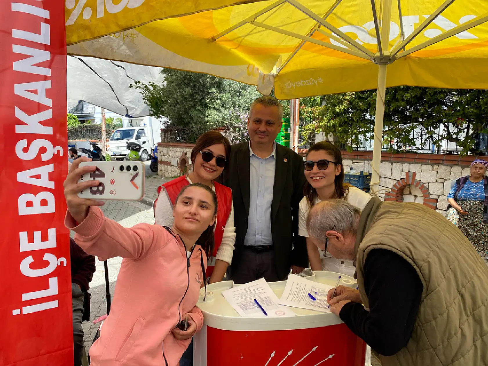 CHP Fethiye'de İmamoğlu için imza kampanyası devam ediyor