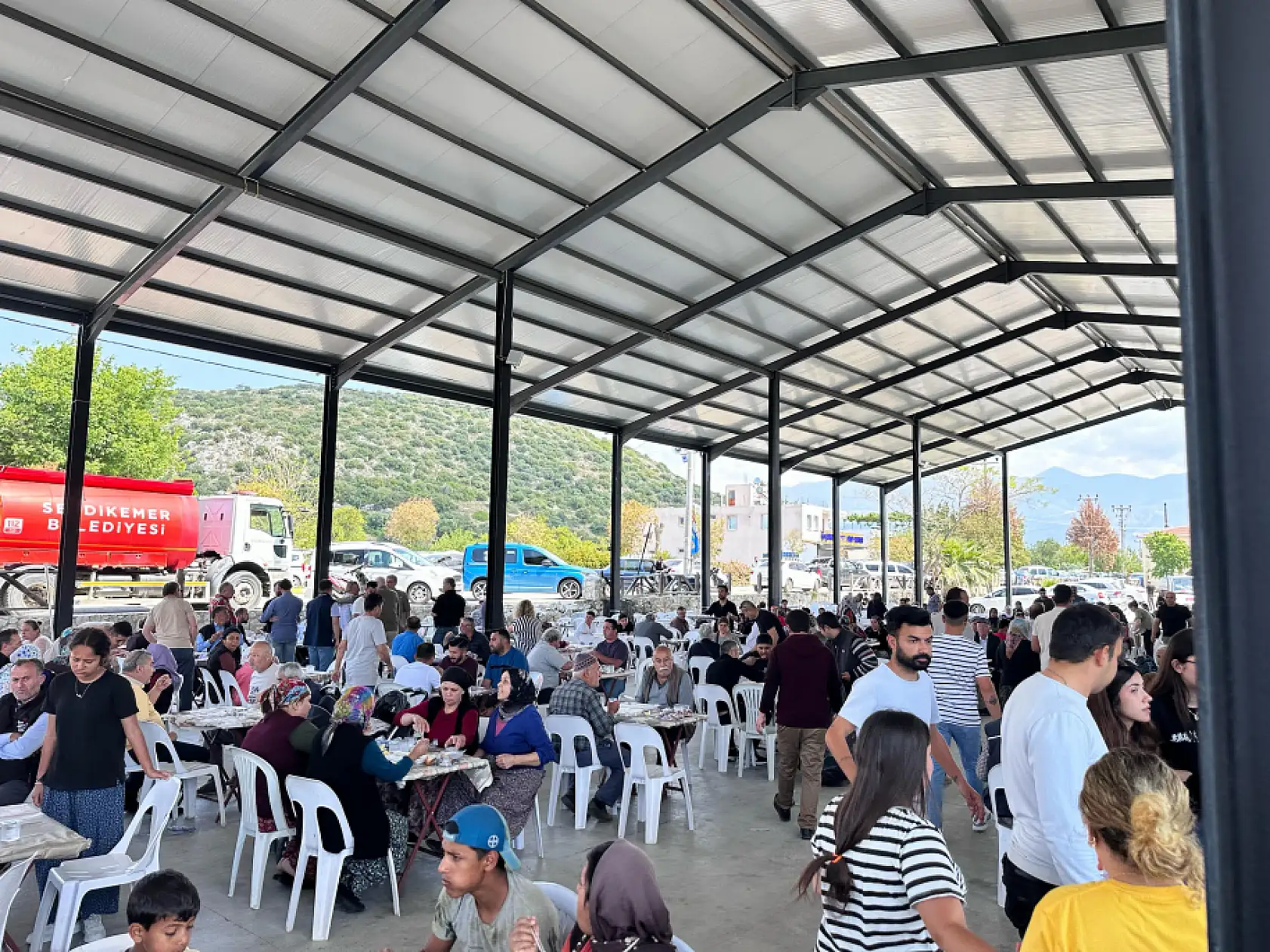 Alim Karaca'nın annesi hayrına 52 yemeği düzenlendi