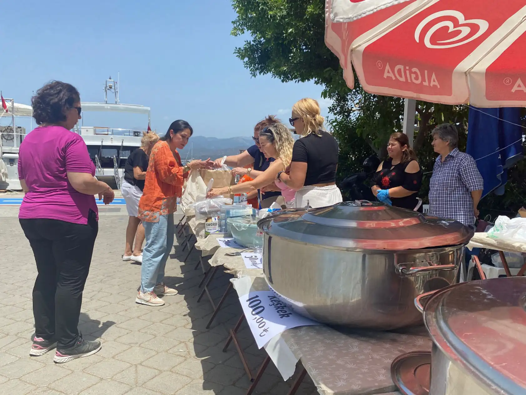 Fethiye'de Turkuaz Paralimpik Spor Kulübü Kermes Düzenledi