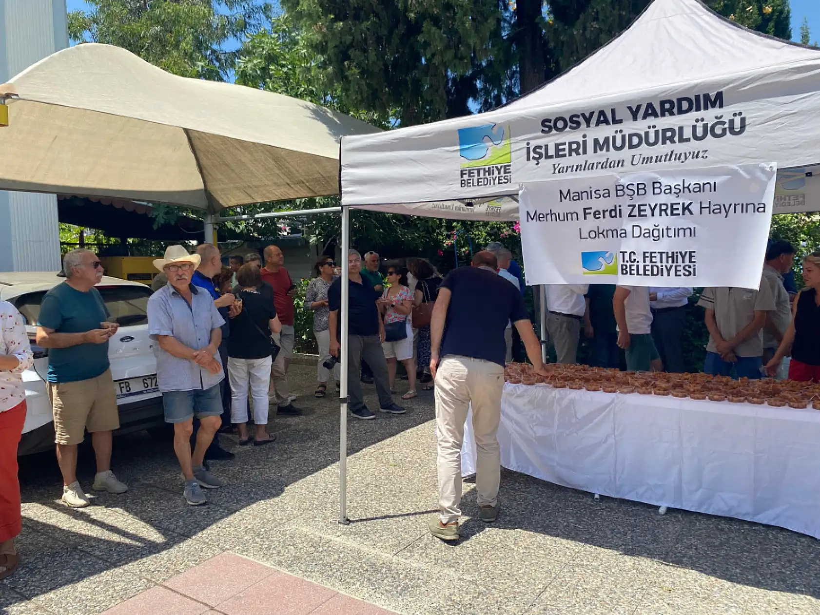 Fethiye'de Merhum Ferdi Zeyrek Hayrına Lokma Dağıtıldı