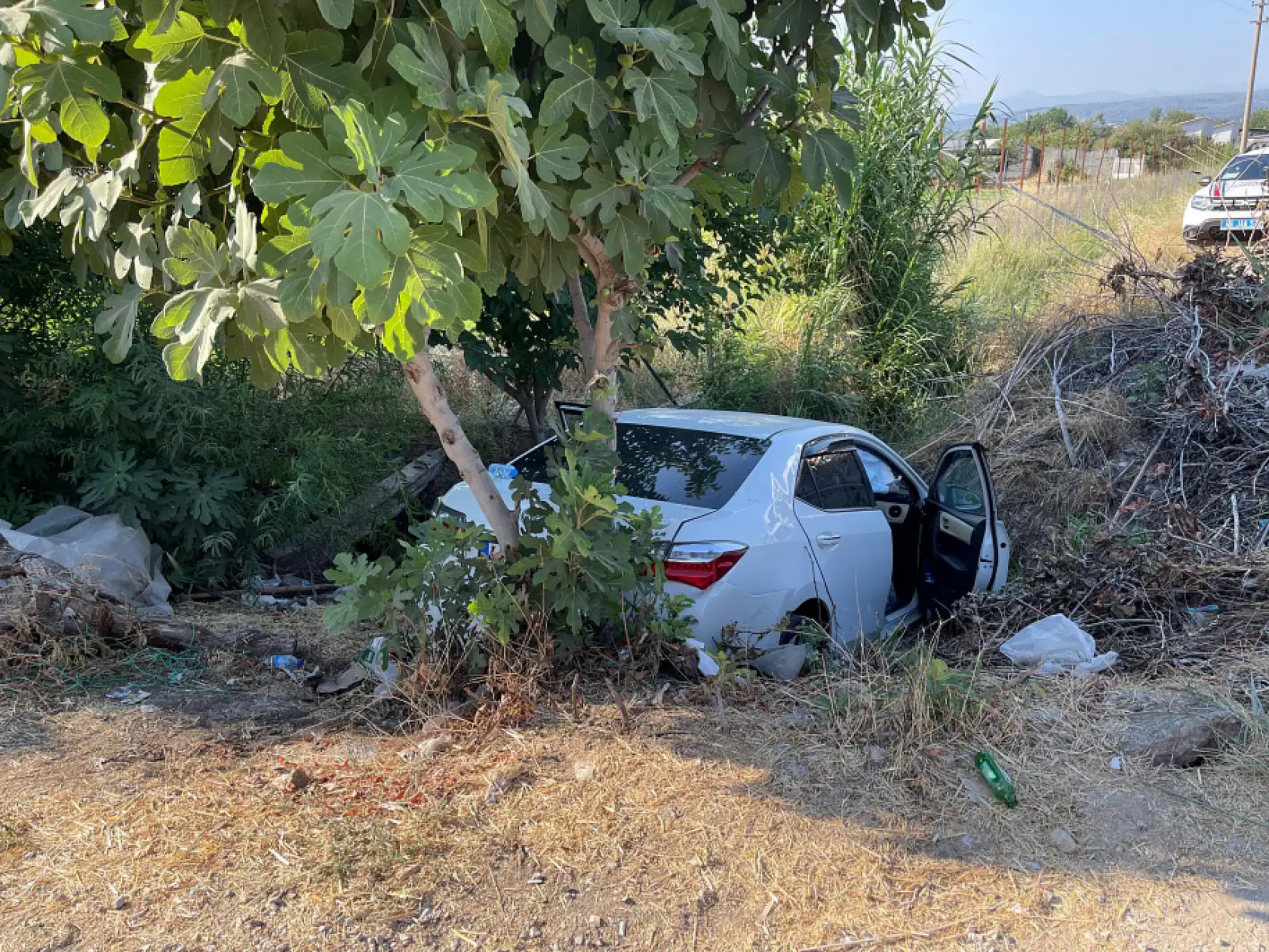 Seydikemer'de Trafik Kazası: Araç Dereye Uçtu, 3 Kişi Yaralandı