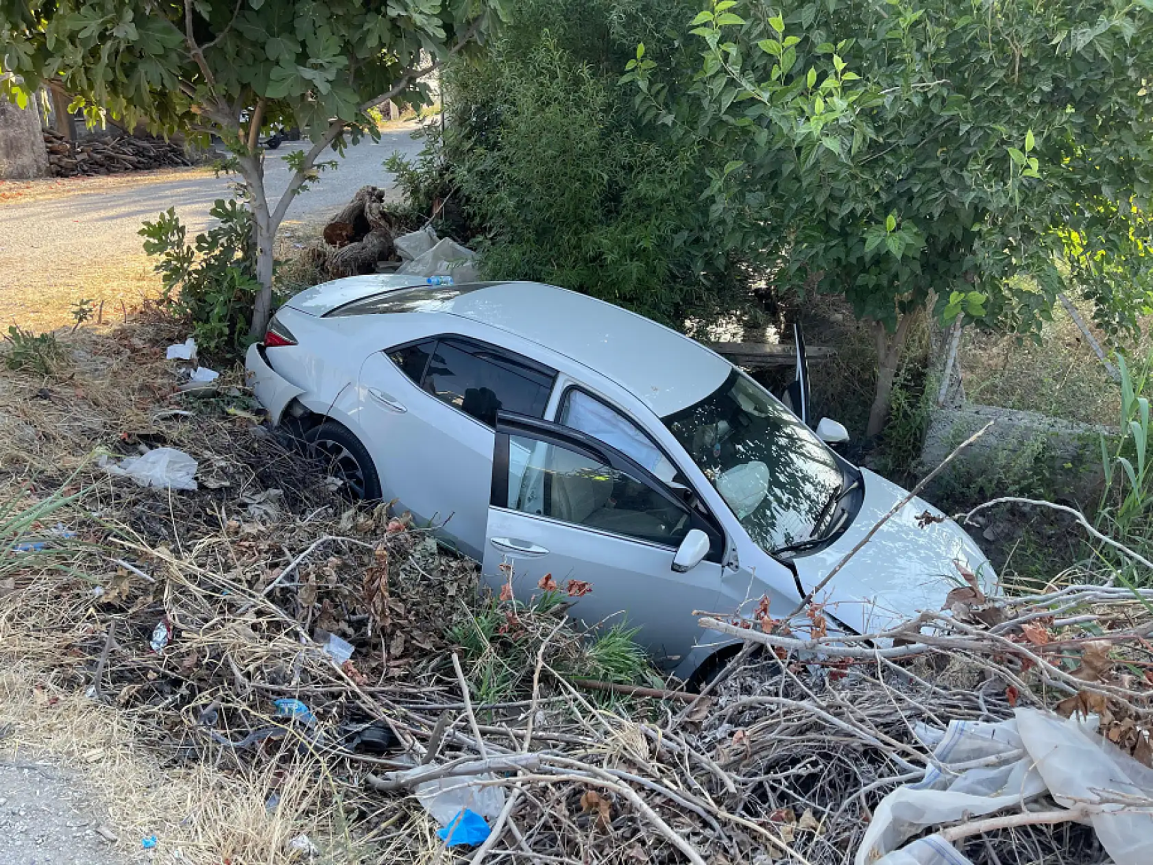 Seydikemer'de Trafik Kazası: Araç Dereye Uçtu, 3 Kişi Yaralandı