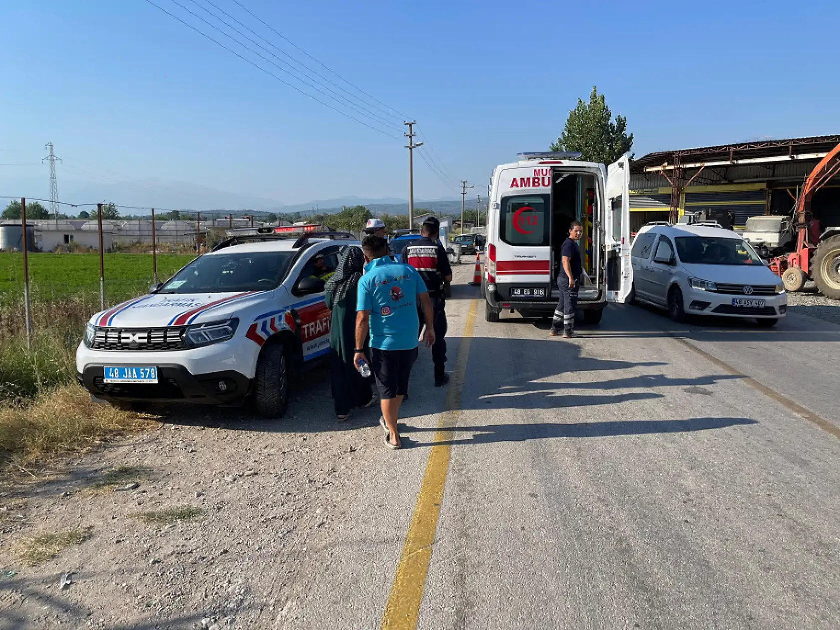 Seydikemer'de Trafik Kazası: Araç Dereye Uçtu, 3 Kişi Yaralandı