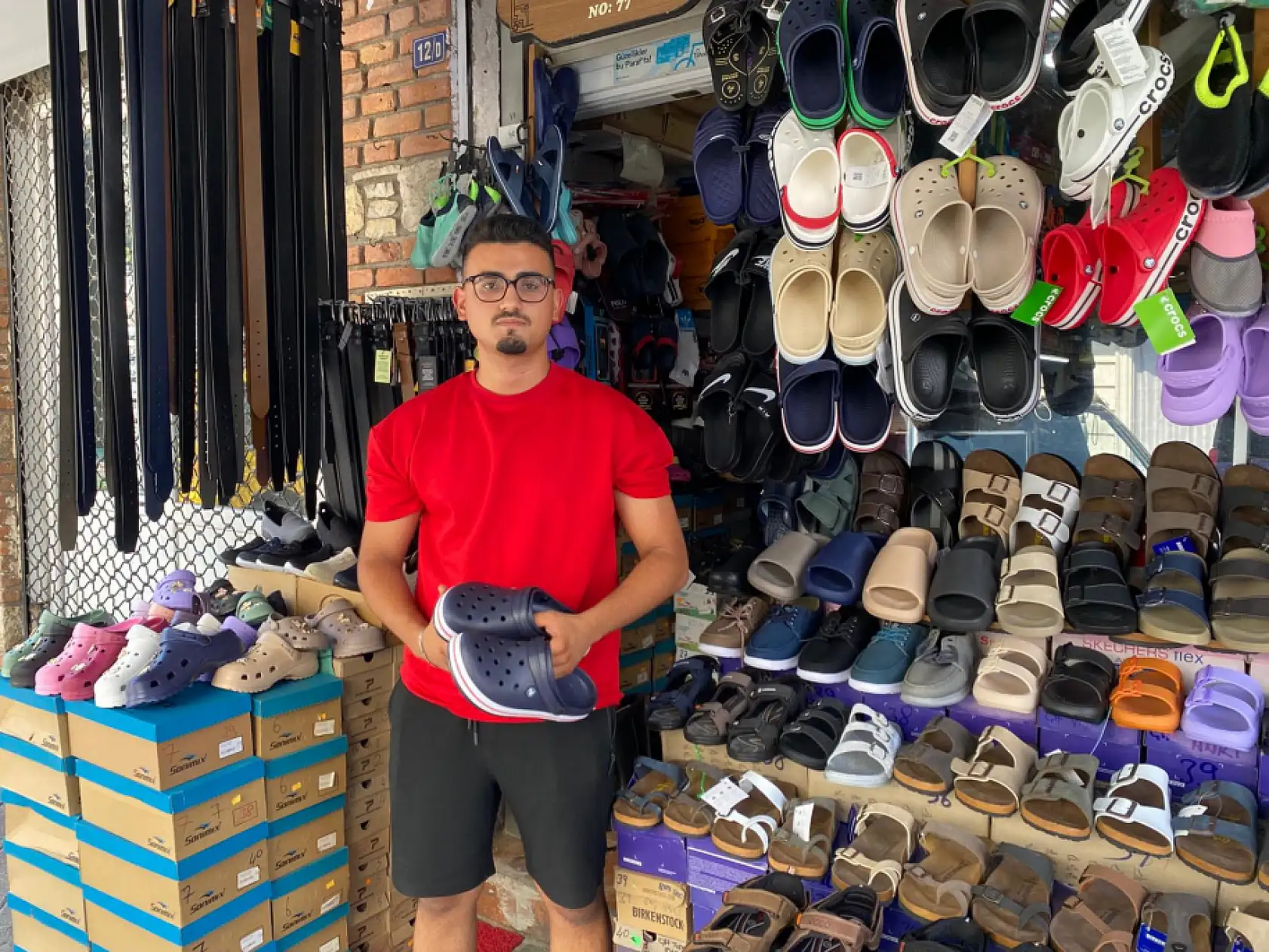 Fethiye'de Yaz Sıcağıyla Birlikte Terlik Satışları Tavan Yaptı