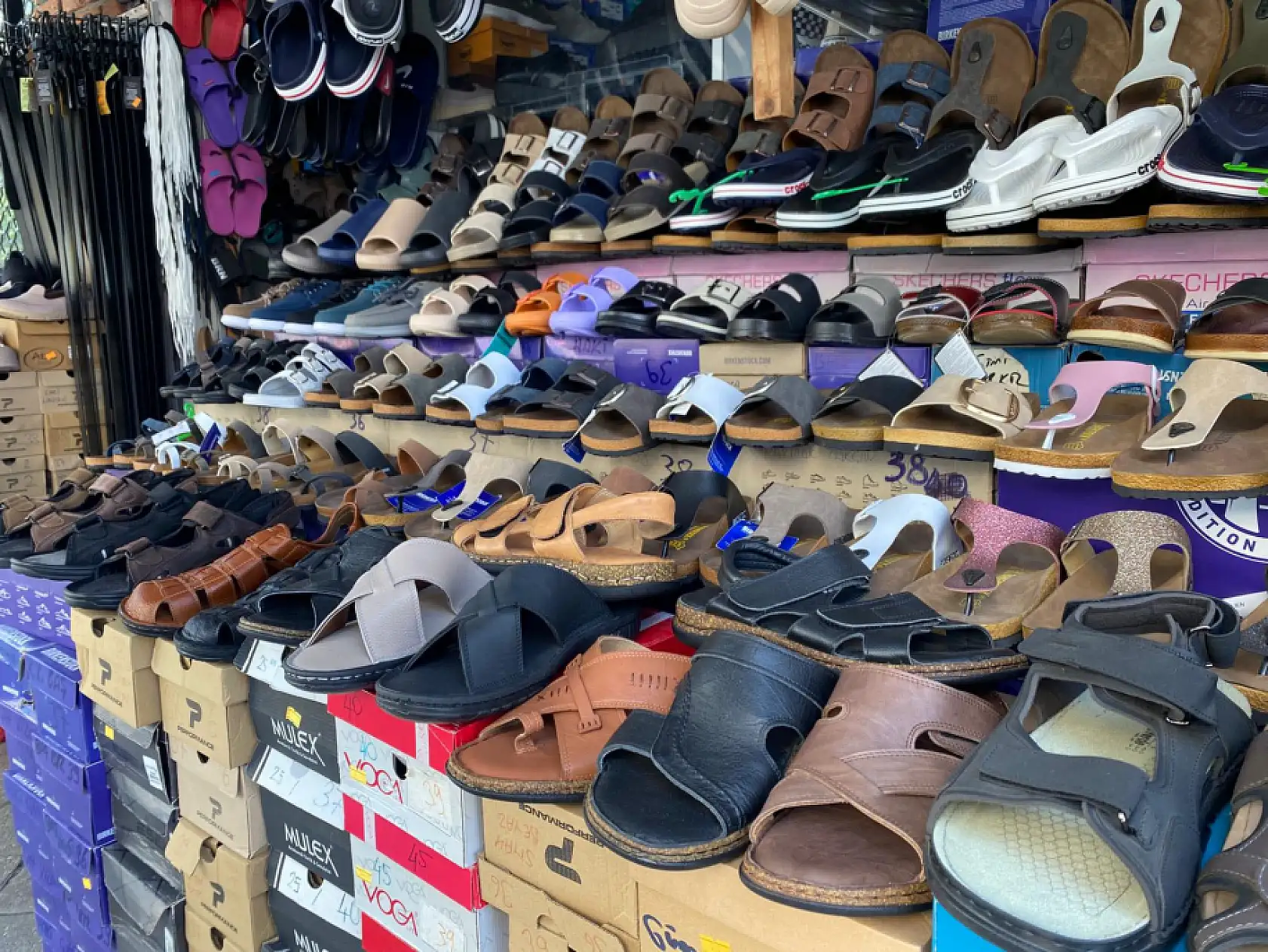 Fethiye'de Yaz Sıcağıyla Birlikte Terlik Satışları Tavan Yaptı