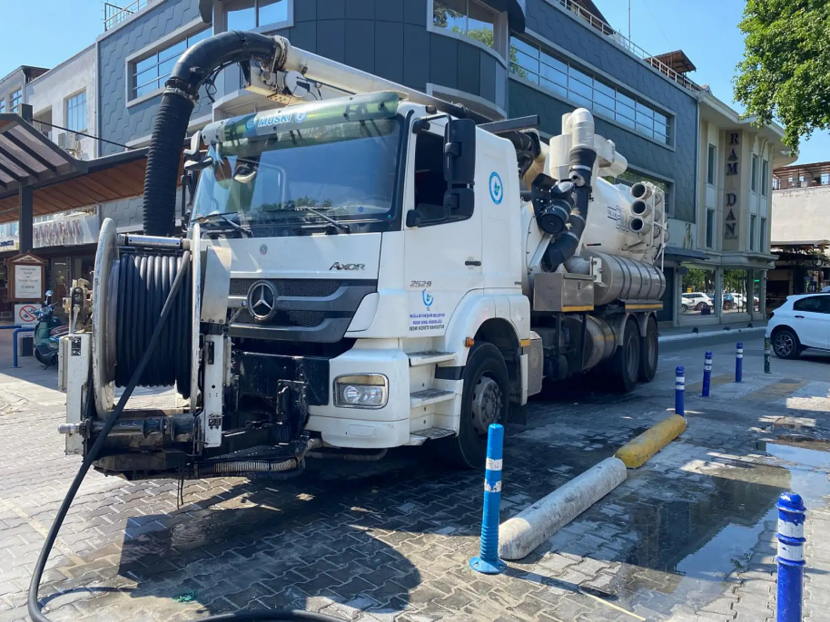 Fethiye'de MUSKİ Ekipleri Kanalizasyon Çalışmalarına Devam Ediyor