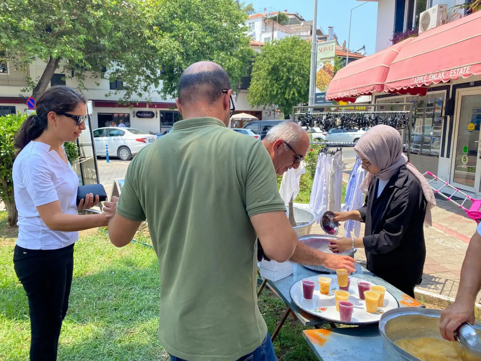 Fethiye'de Merhume Mesude Yılmaz Hayrına Kar Şerbeti İkramı