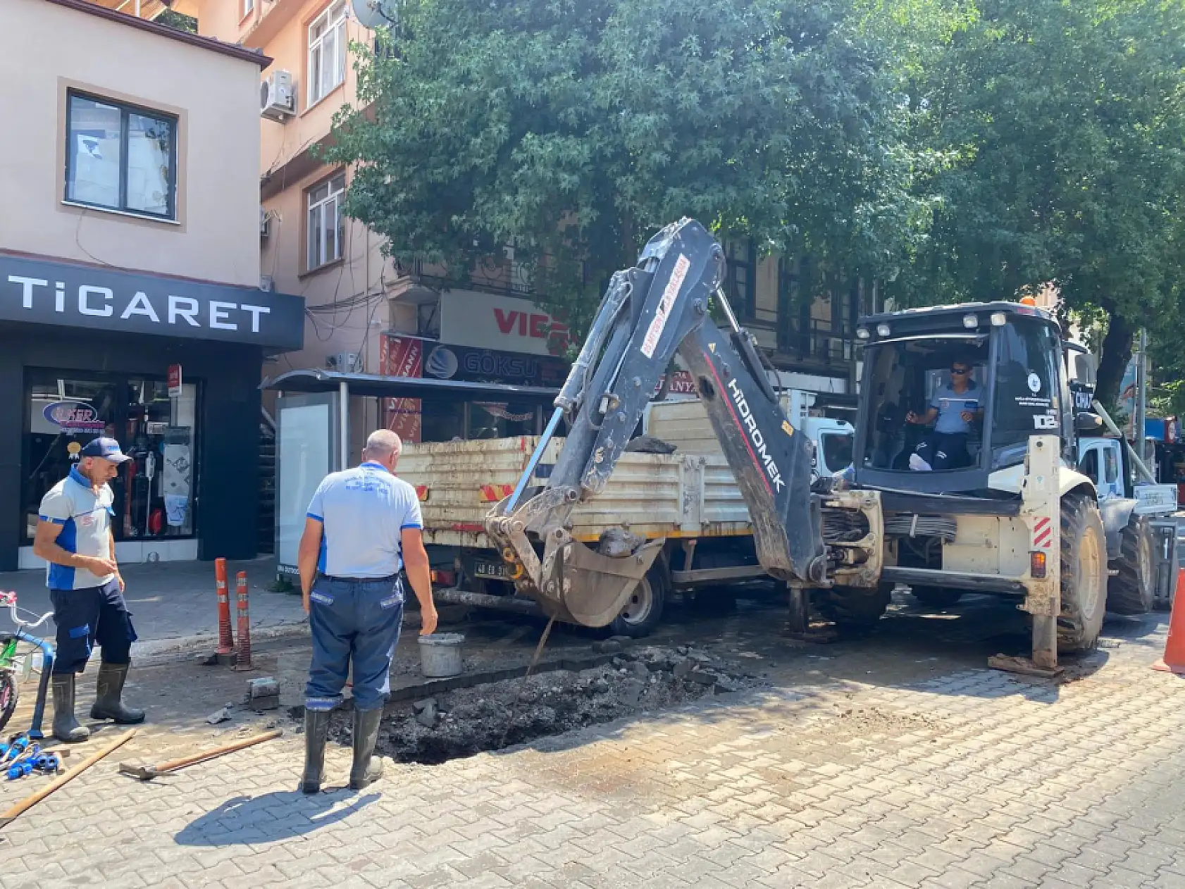 MUSKİ'den Fethiye'de Çarşı Caddesi'ndeki Su Arızasına Müdahale