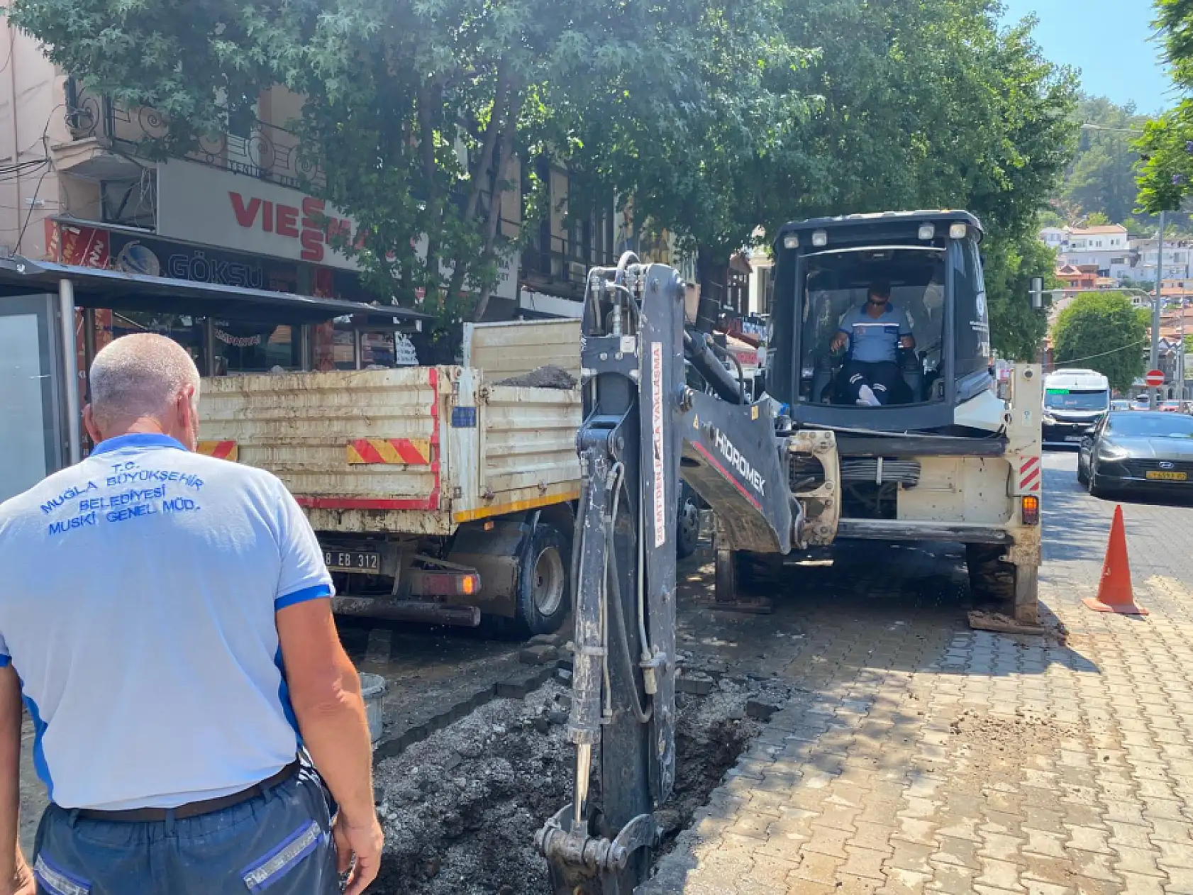 MUSKİ'den Fethiye'de Çarşı Caddesi'ndeki Su Arızasına Müdahale