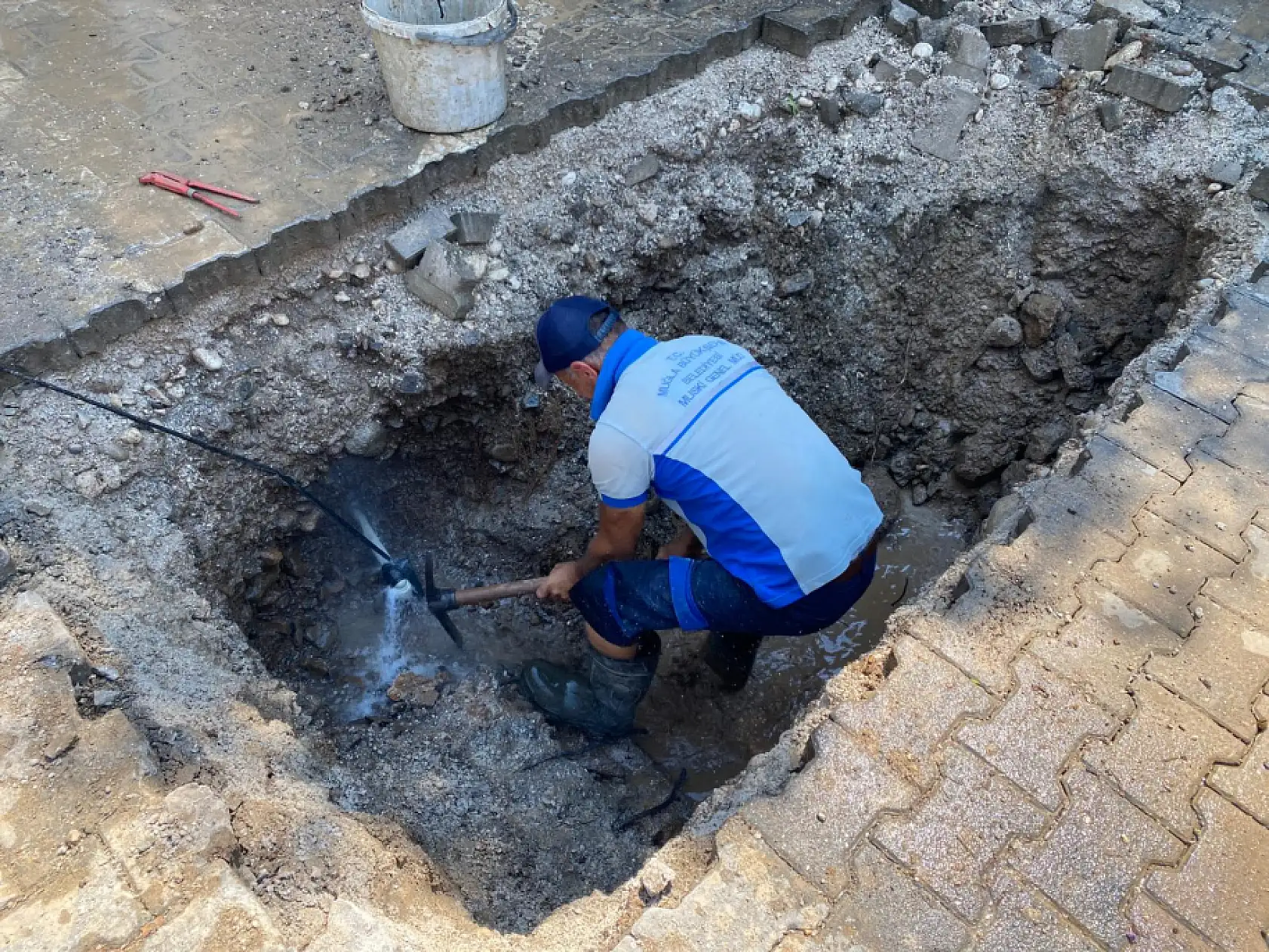 MUSKİ'den Fethiye'de Çarşı Caddesi'ndeki Su Arızasına Müdahale