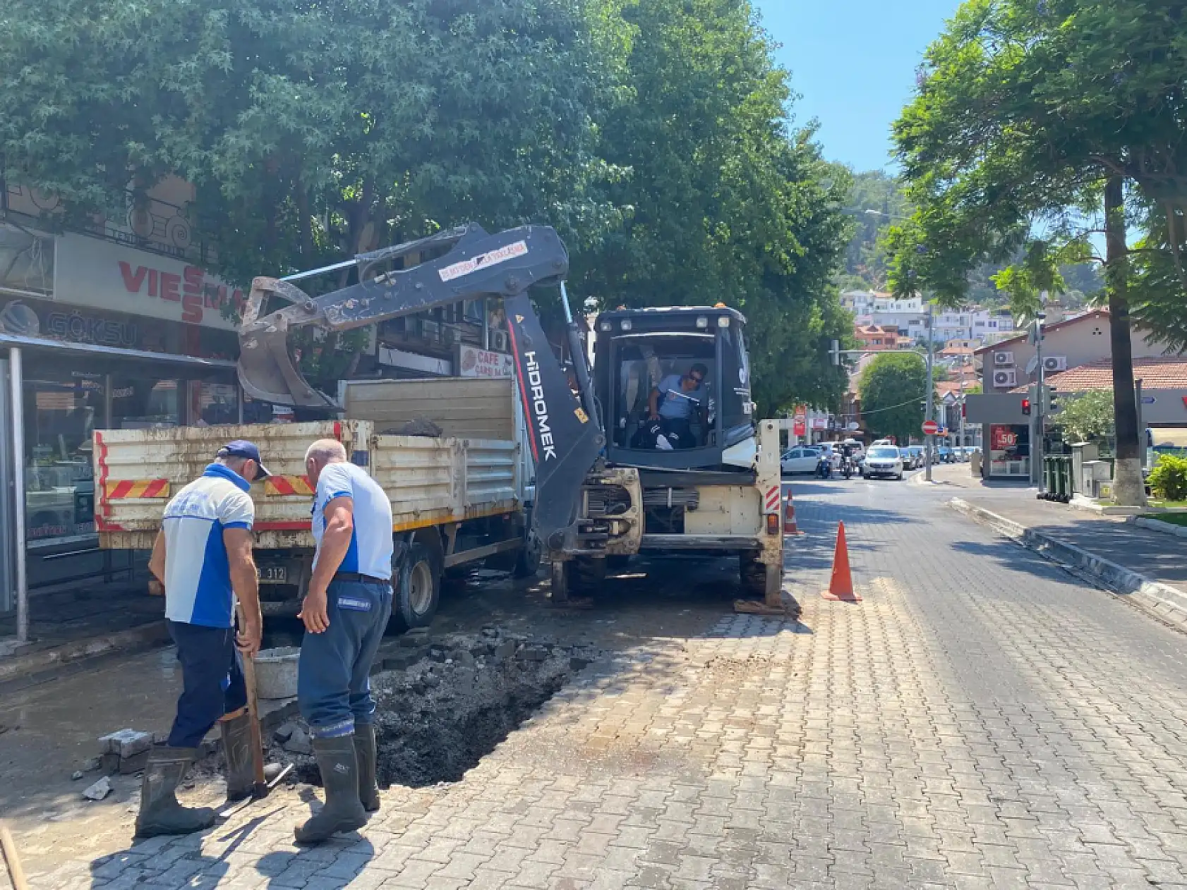 MUSKİ'den Fethiye'de Çarşı Caddesi'ndeki Su Arızasına Müdahale