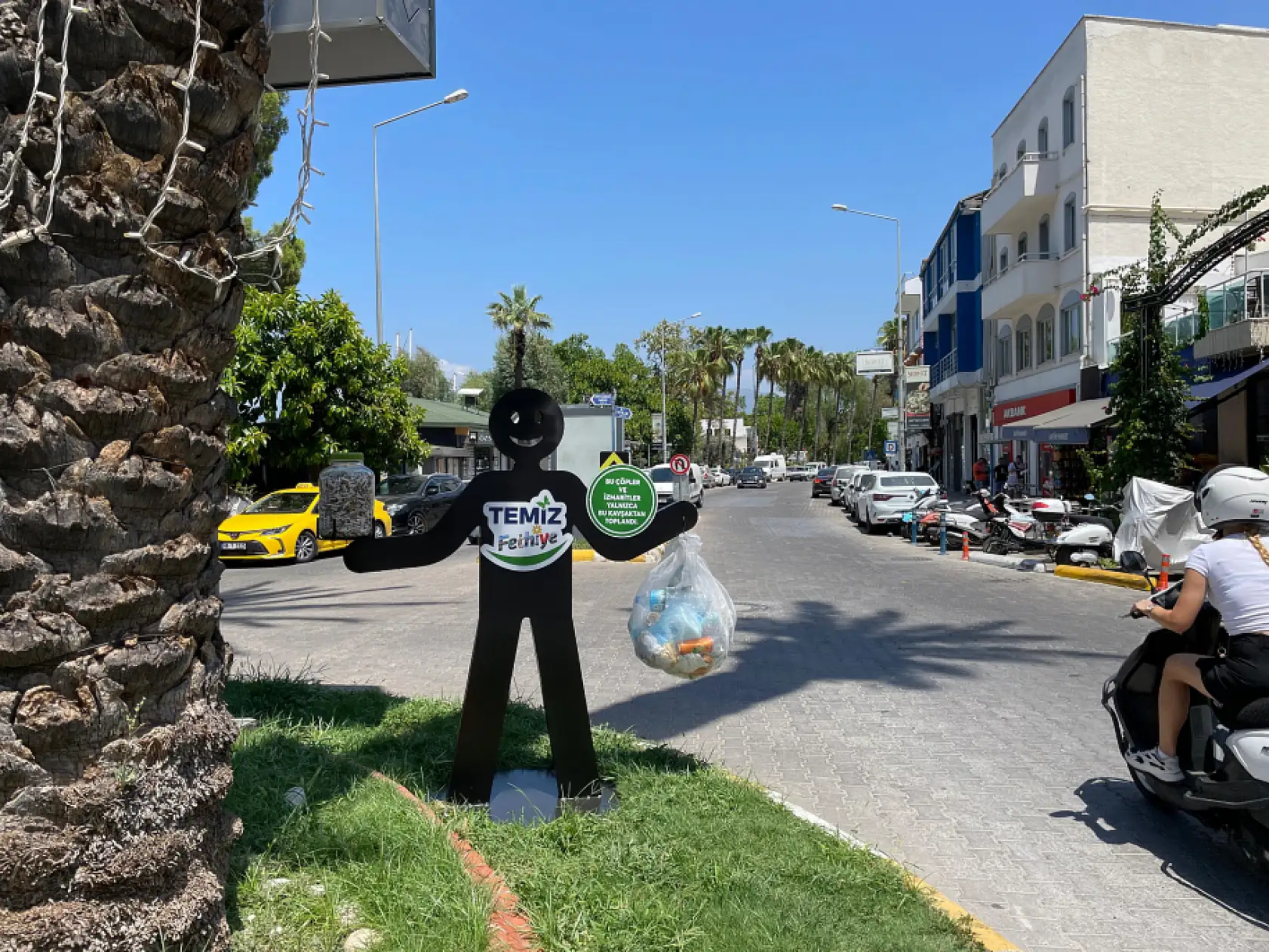 Fethiye'de 'Temiz Fethiye' Yazılı Çöp Adamlar Kavşaklara Konumlandırıldı