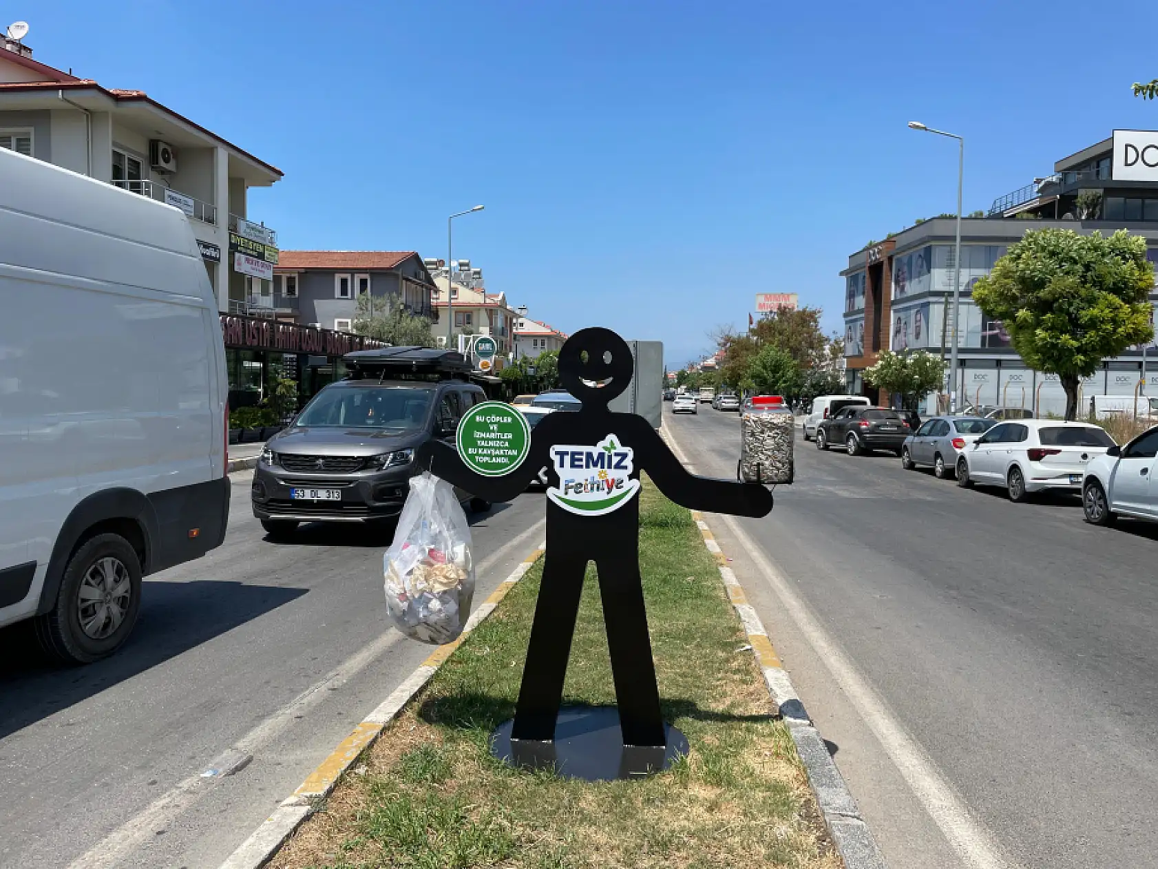 Fethiye'de 'Temiz Fethiye' Yazılı Çöp Adamlar Kavşaklara Konumlandırıldı