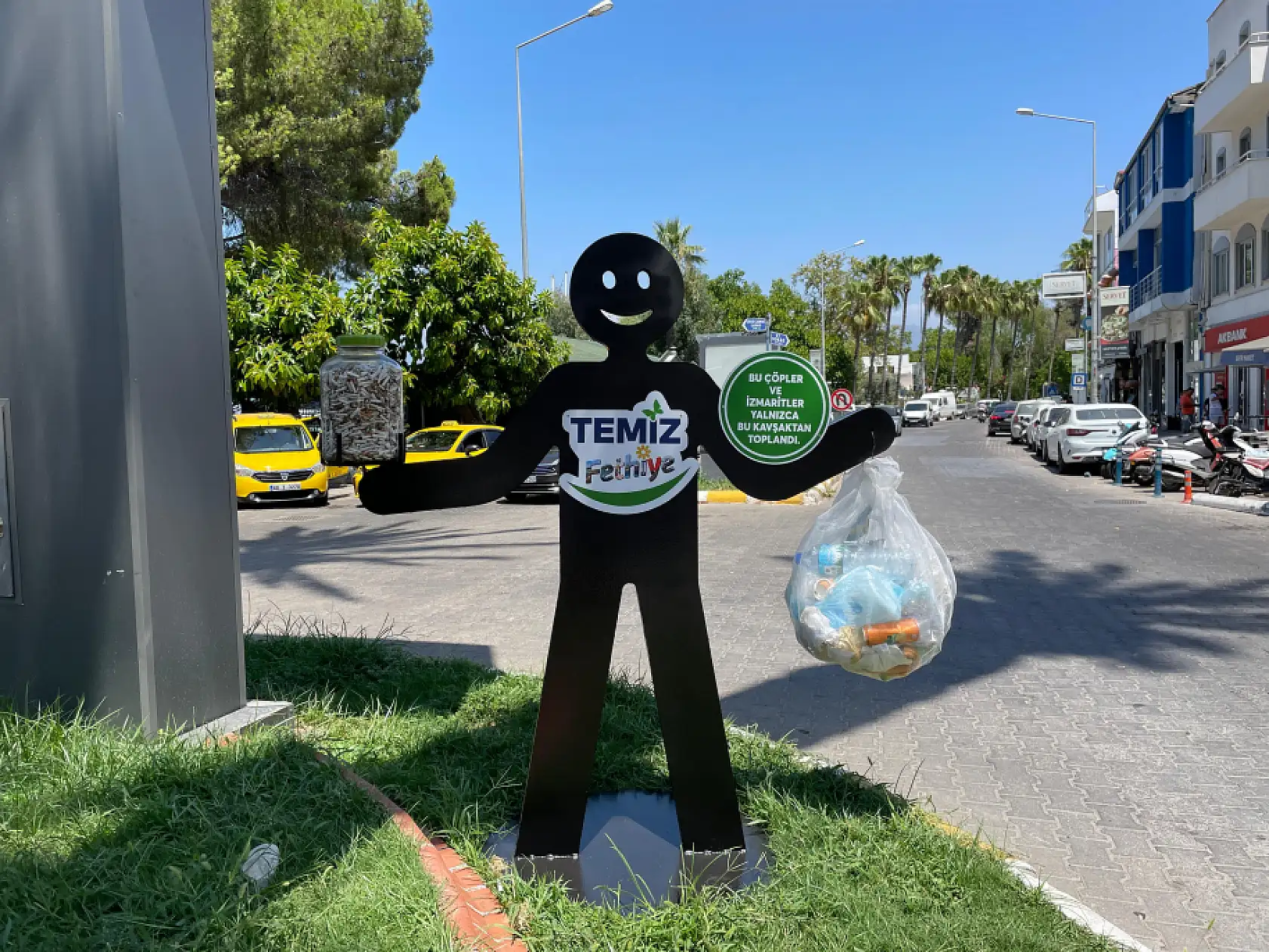 Fethiye'de 'Temiz Fethiye' Yazılı Çöp Adamlar Kavşaklara Konumlandırıldı