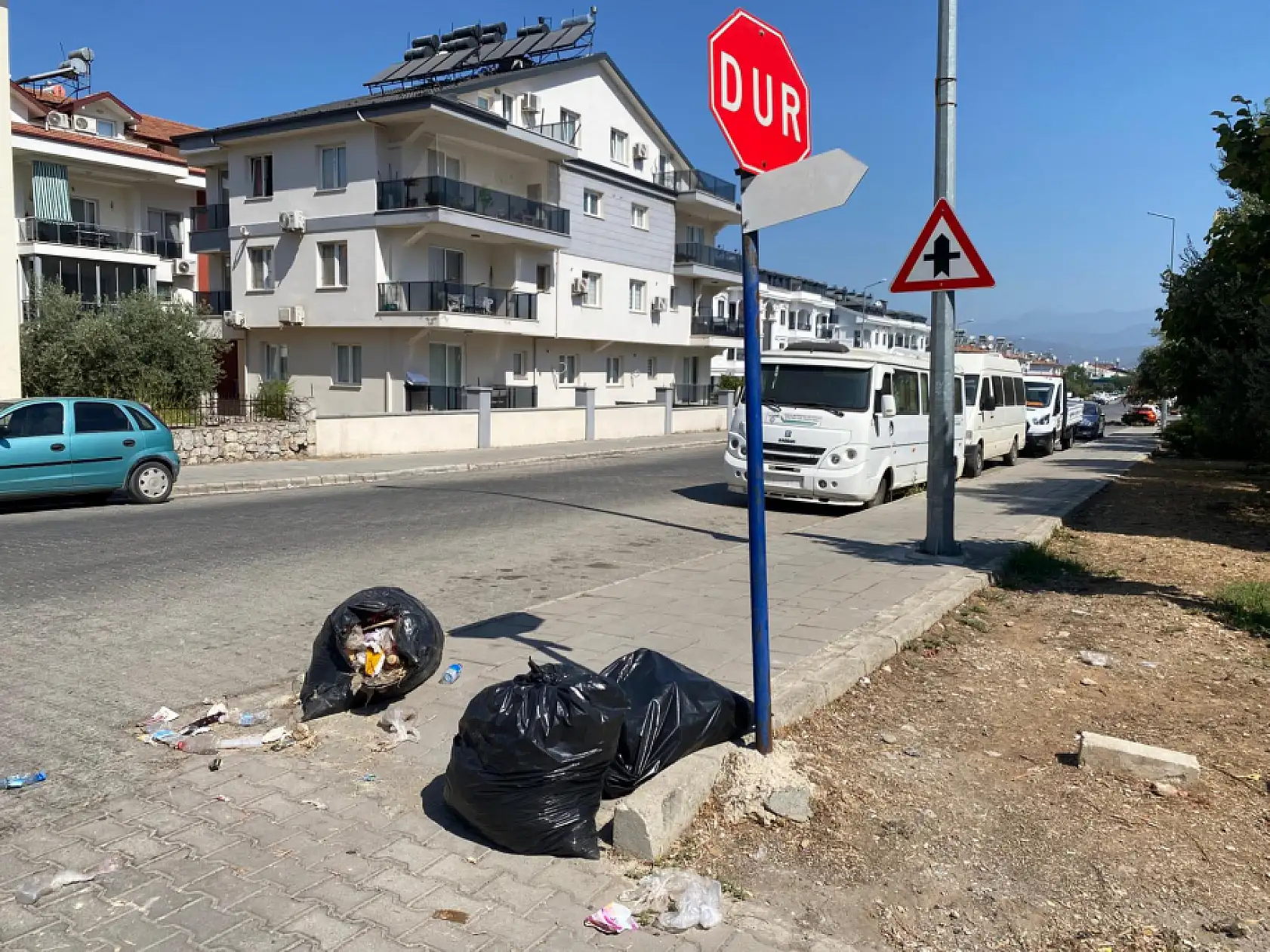 Fethiye'de yol kenarındaki çöp birikintisi tepki çekti
