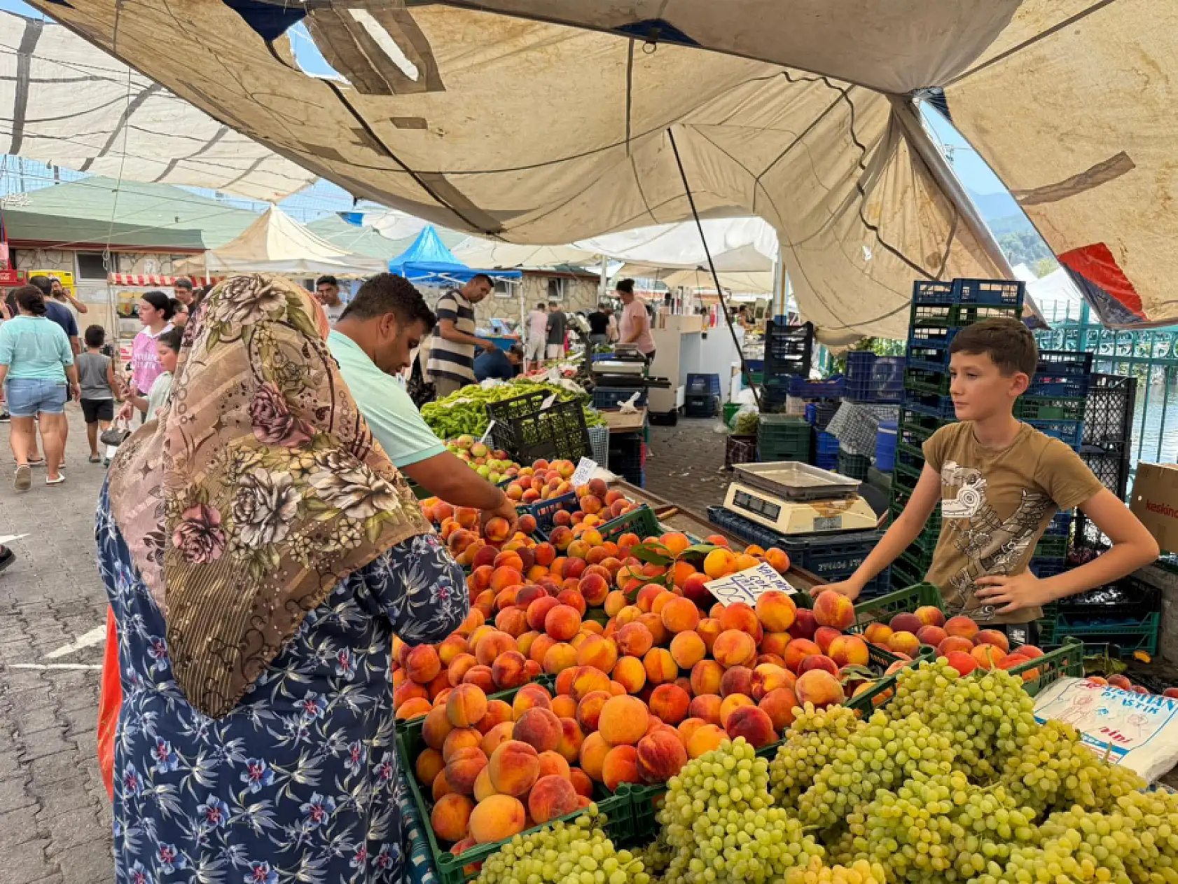 Fethiye Salı Pazarı'nda sıcak havanın etkisi: Yoğunluk akşam saatlerinde