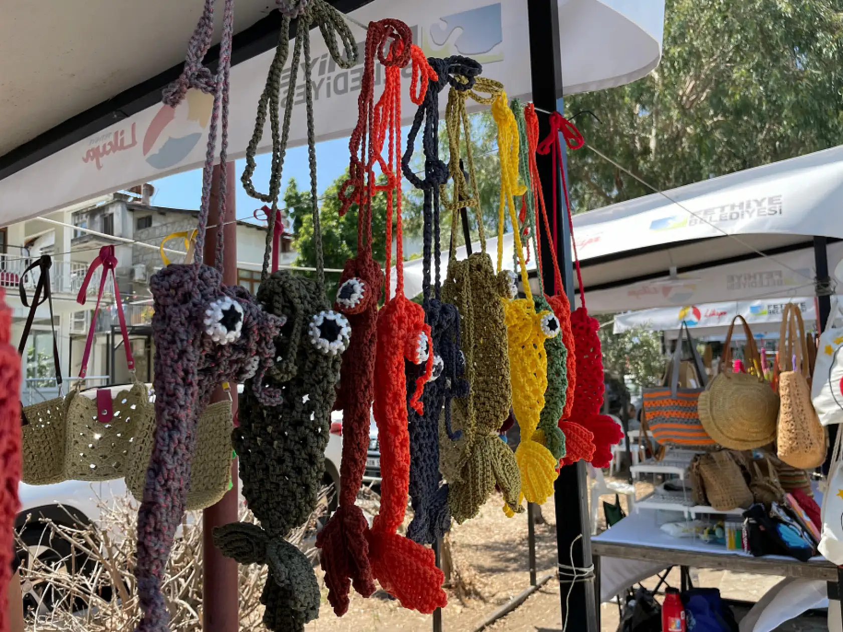 Fethiye'de el emeği ürünler alıcısını bekliyor