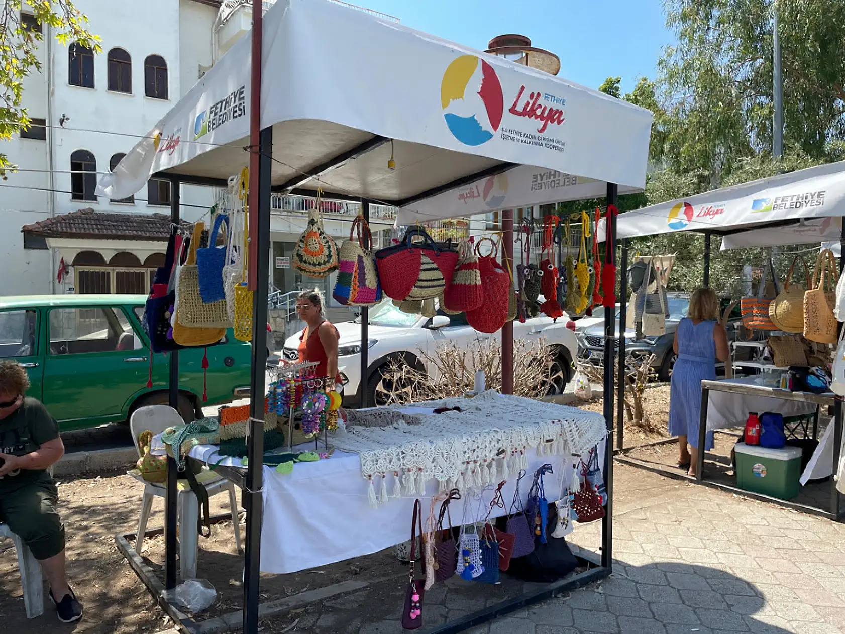 Fethiye'de el emeği ürünler alıcısını bekliyor