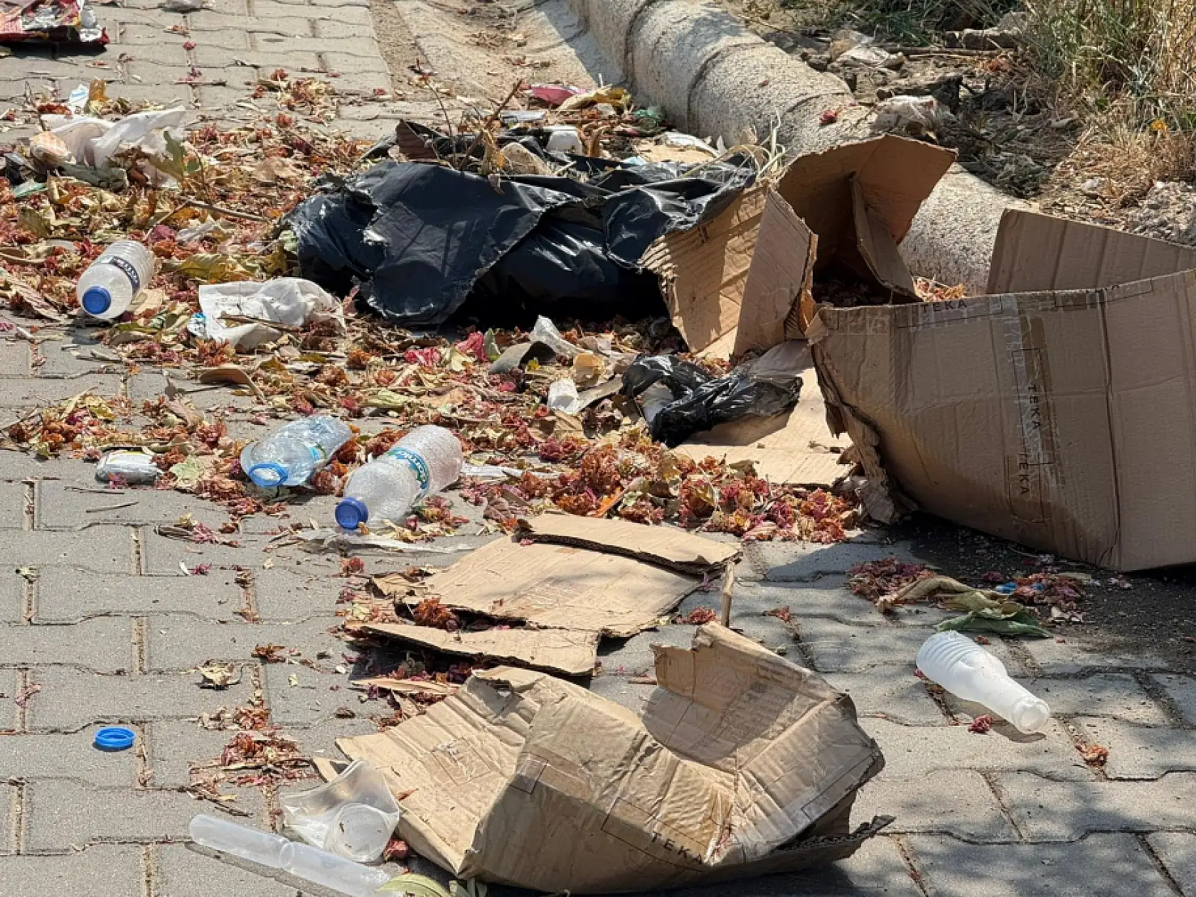 Fethiye Taşyaka Mahallesi'nde dikkat çeken çöp birikintisi