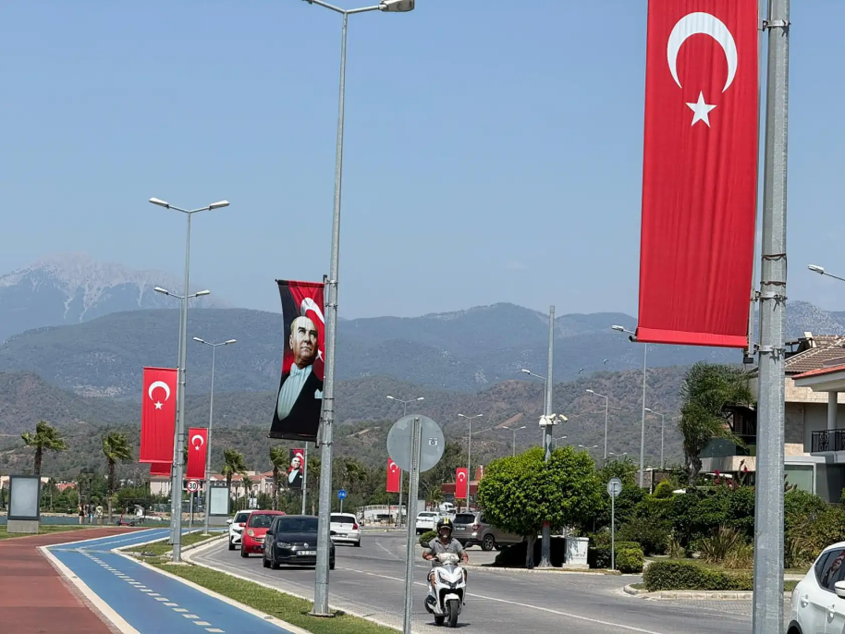 Fethiye'de Sahil Bandı Türk Bayraklarıyla Donatıldı