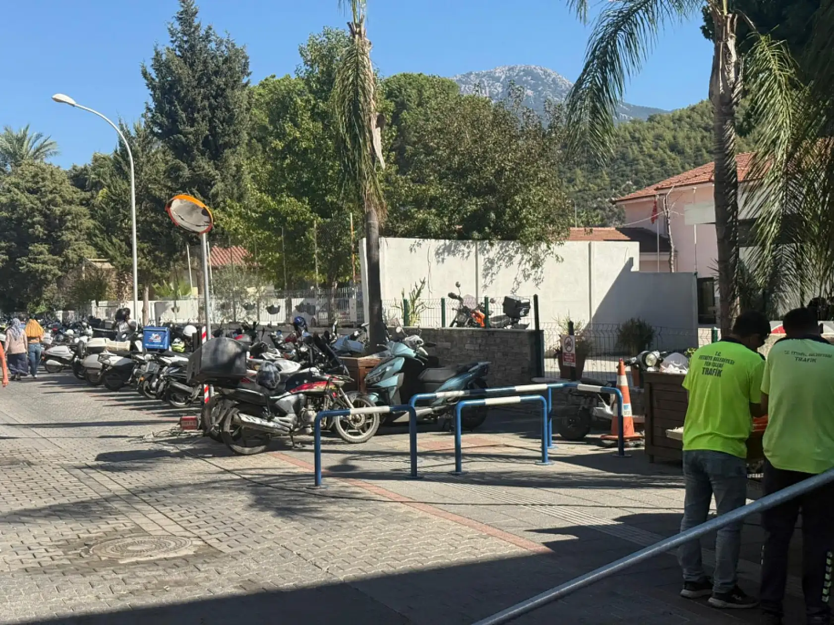 Fethiye'de Trafik Güvenliği İçin Hareketli Bariyere Ayna Montajı Yapıldı