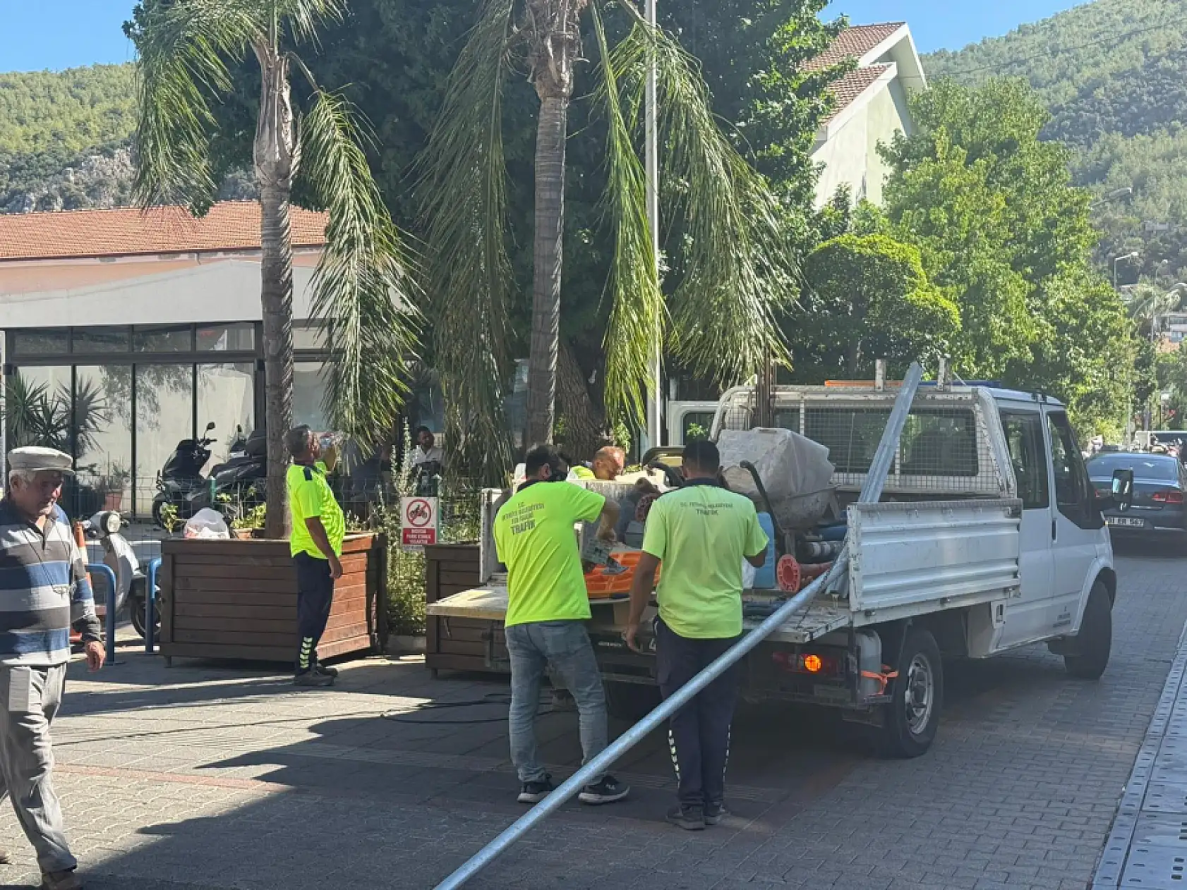 Fethiye'de Trafik Güvenliği İçin Hareketli Bariyere Ayna Montajı Yapıldı