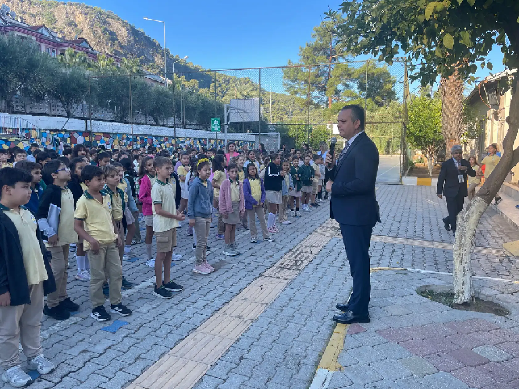 Kaymakam Fatih Akkaya, Yunus Nadi İlkokulu'nda Bayrak Töreni'ne Katıldı