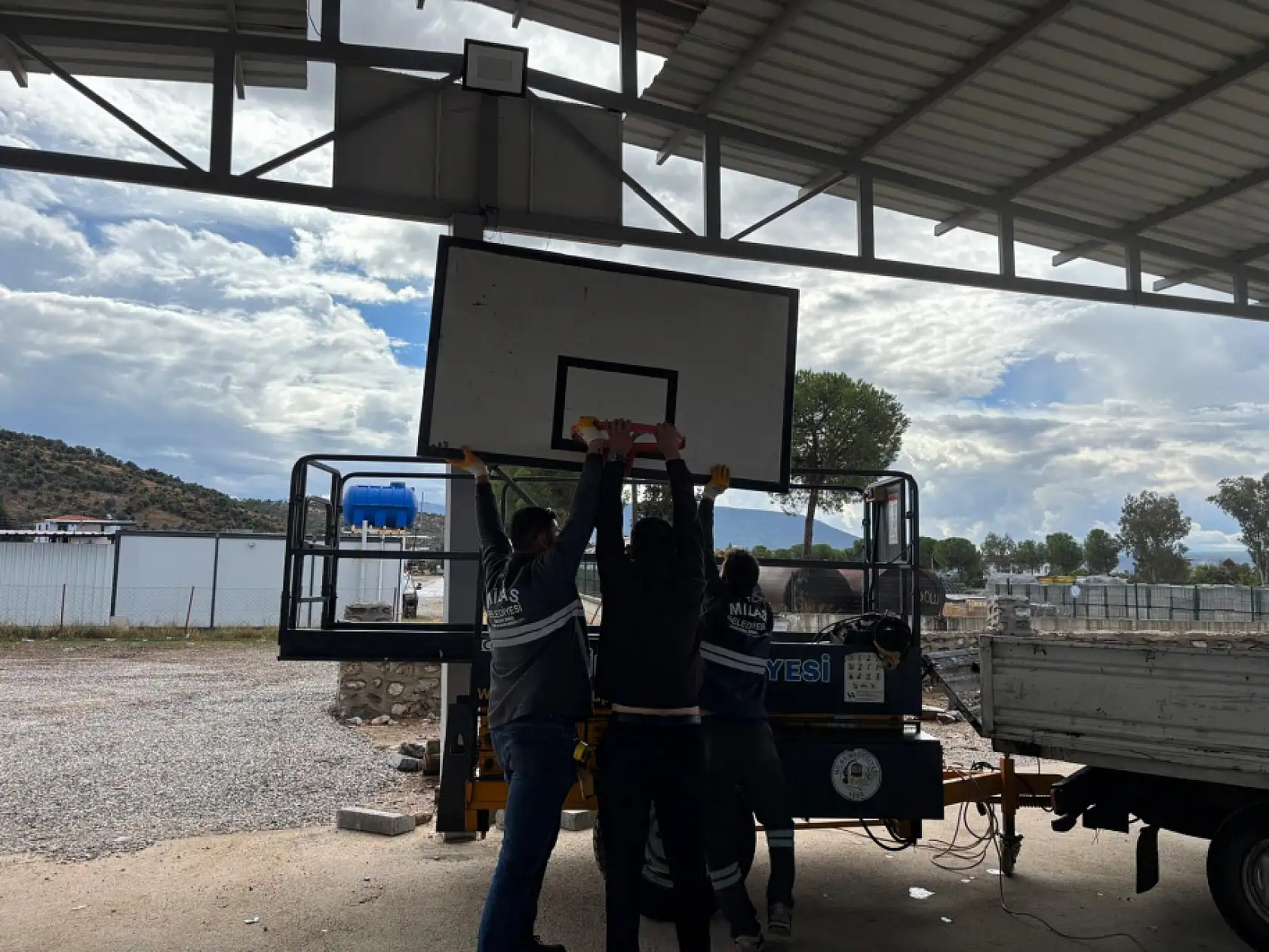 Milas Belediyesi basketbol potalarının kurulumlarına başladı