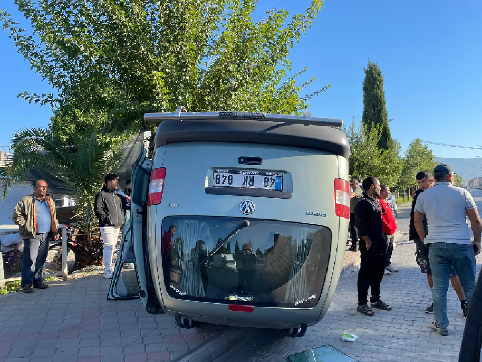 Fethiye'de kaza: Araç ters döndü, 2 kişi yaralandı