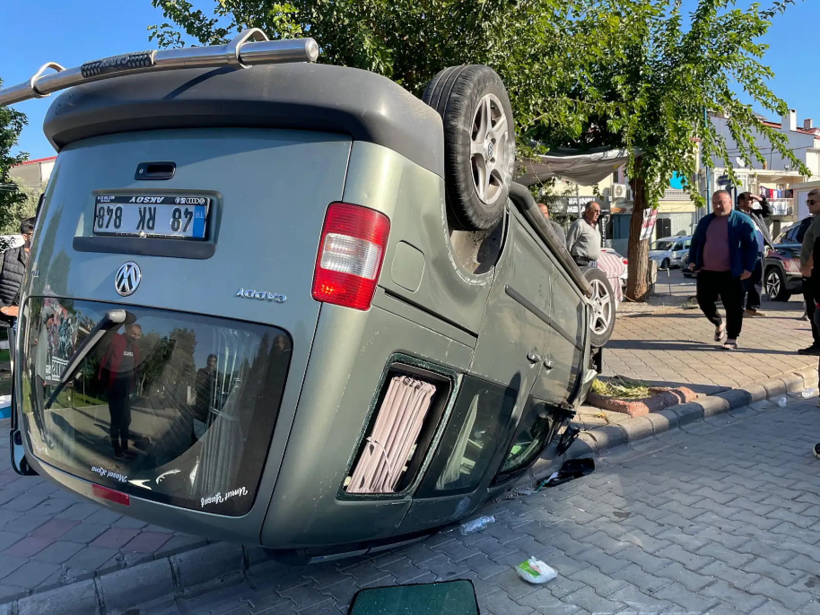 Fethiye'de kaza: Araç ters döndü, 2 kişi yaralandı