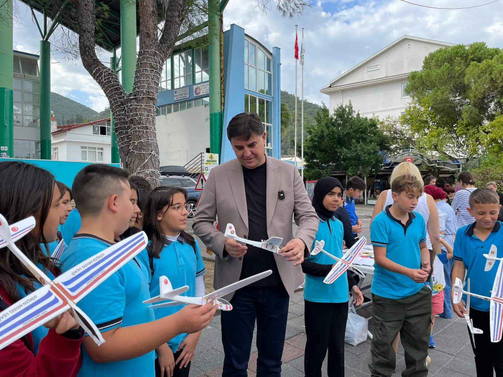 Fethiye Belediye Başkanı Karaca ve Kaymakam Akkaya çocukların sevincine ortak oldu