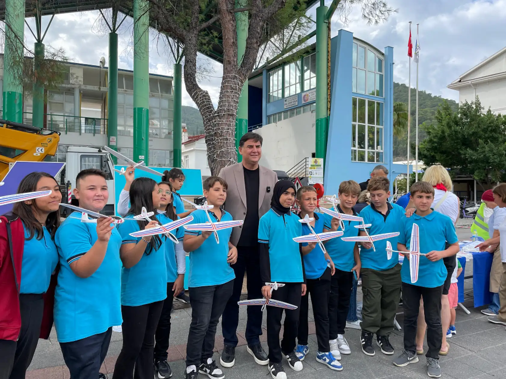 Fethiye Belediye Başkanı Karaca ve Kaymakam Akkaya çocukların sevincine ortak oldu