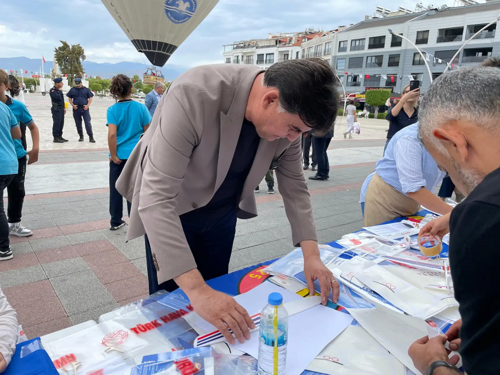 Fethiye Belediye Başkanı Karaca ve Kaymakam Akkaya çocukların sevincine ortak oldu