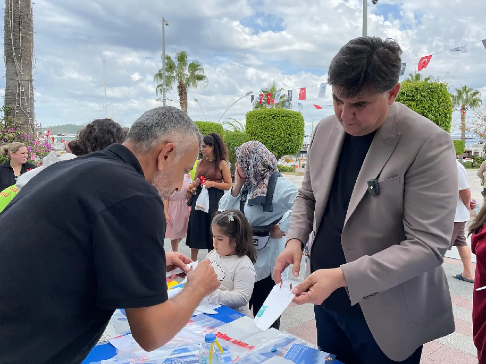 Fethiye Belediye Başkanı Karaca ve Kaymakam Akkaya çocukların sevincine ortak oldu