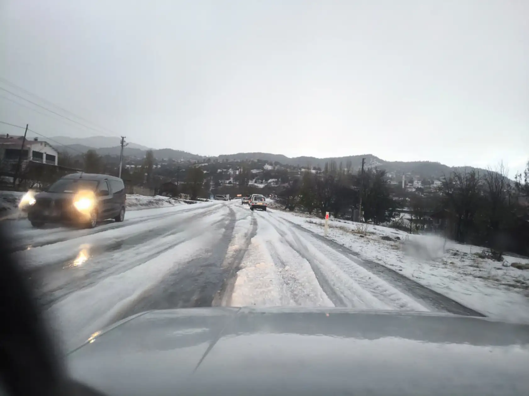Seydikemer'in Yayla Karaçulha Mahallesi'nde dolu yağışı: Ortalık beyaza büründü
