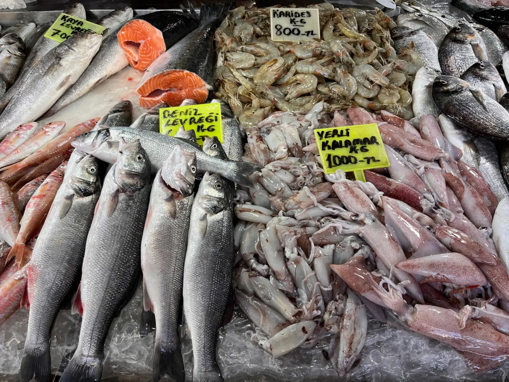 Fethiye'de balık tezgâhları şenlendi: Kış bereketiyle balık bolluğu başladı