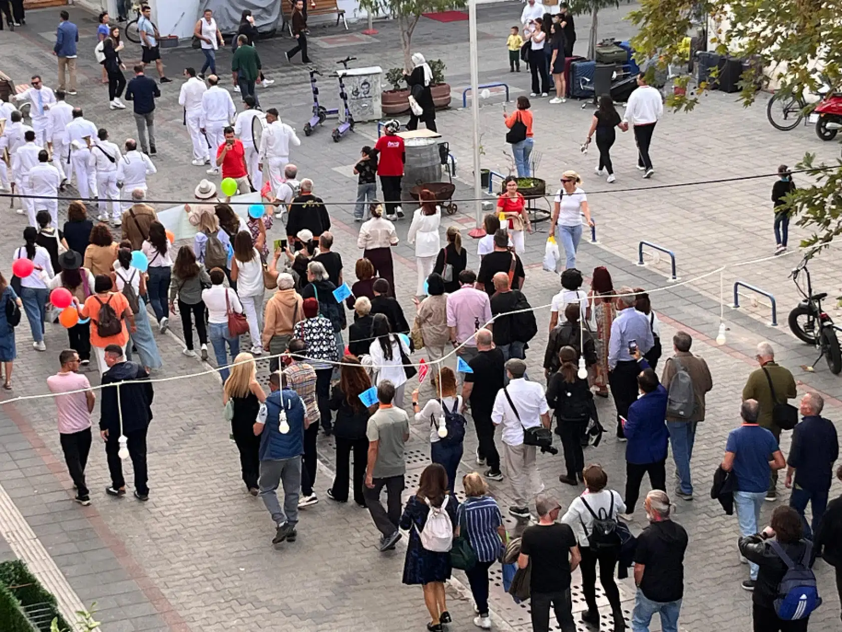 Sinemaseverler Fethiye sokaklarında buluştu: Film Festivali Korteji renkli görüntülere sahne oldu