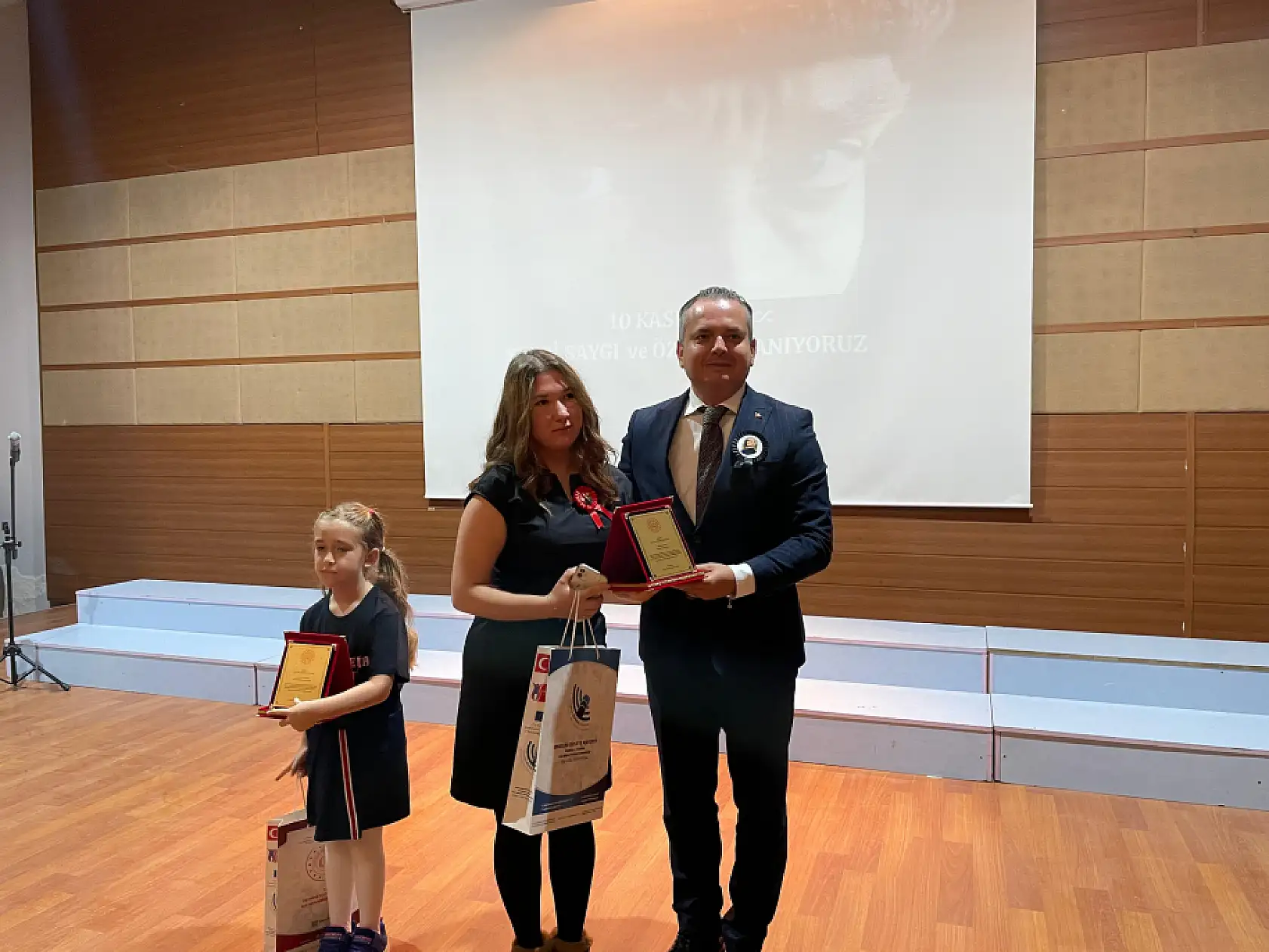 Fethiye'de öğrencilerden Atatürk'e saygı ve özlem dolu anma