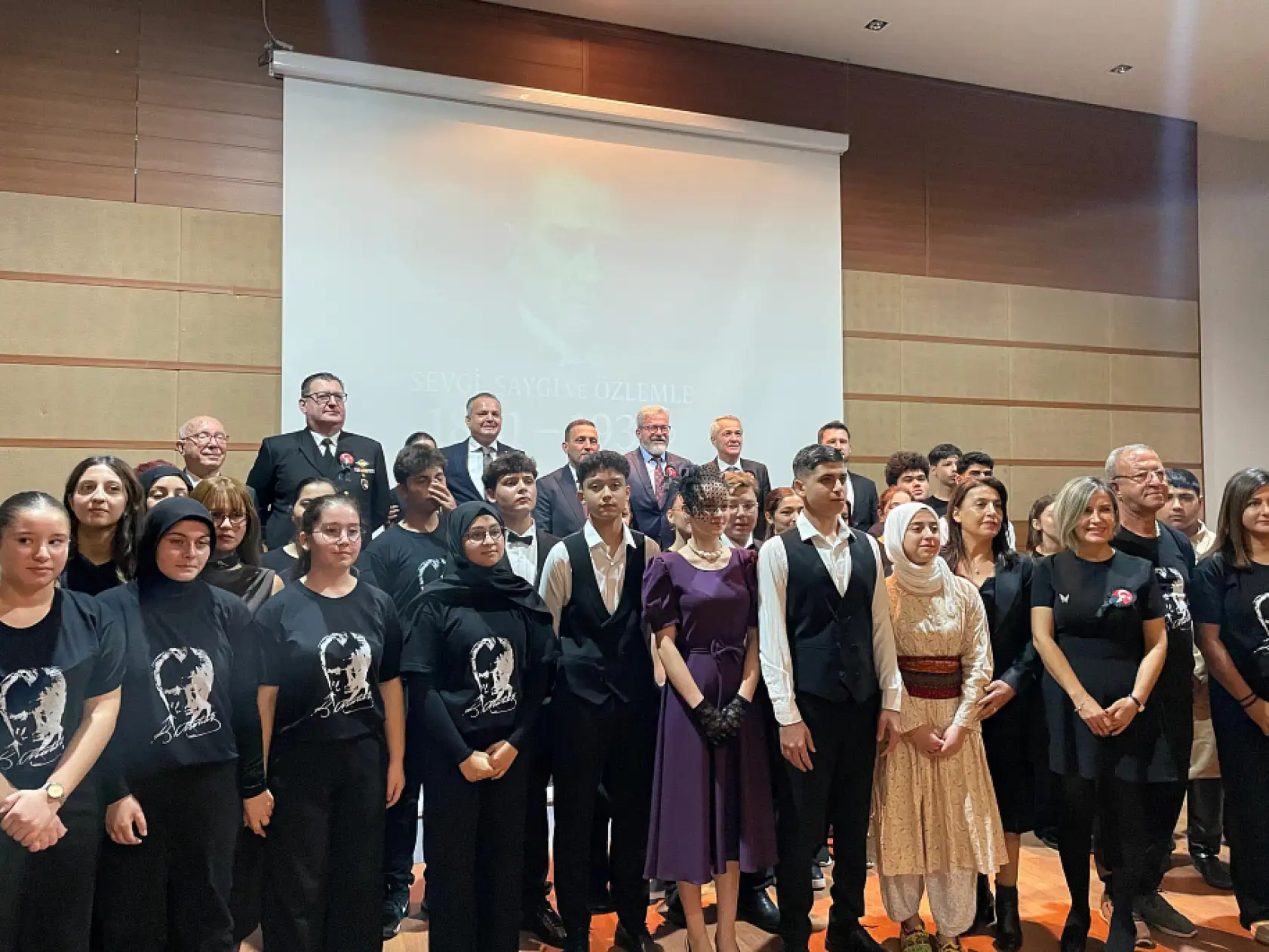 Fethiye'de öğrencilerden Atatürk'e saygı ve özlem dolu anma