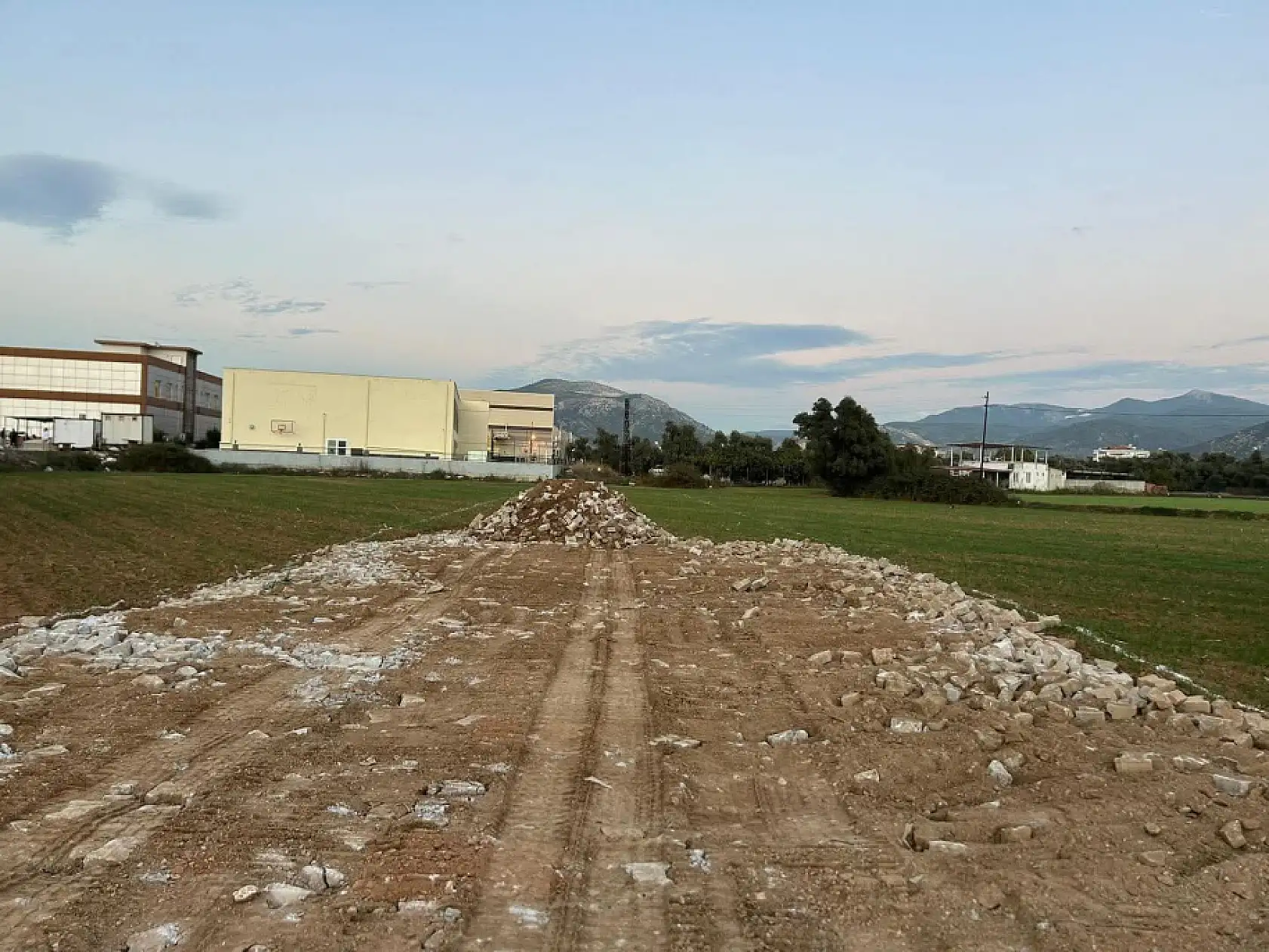 Milas'ta merakla beklenen yolda çalışmalar başladı