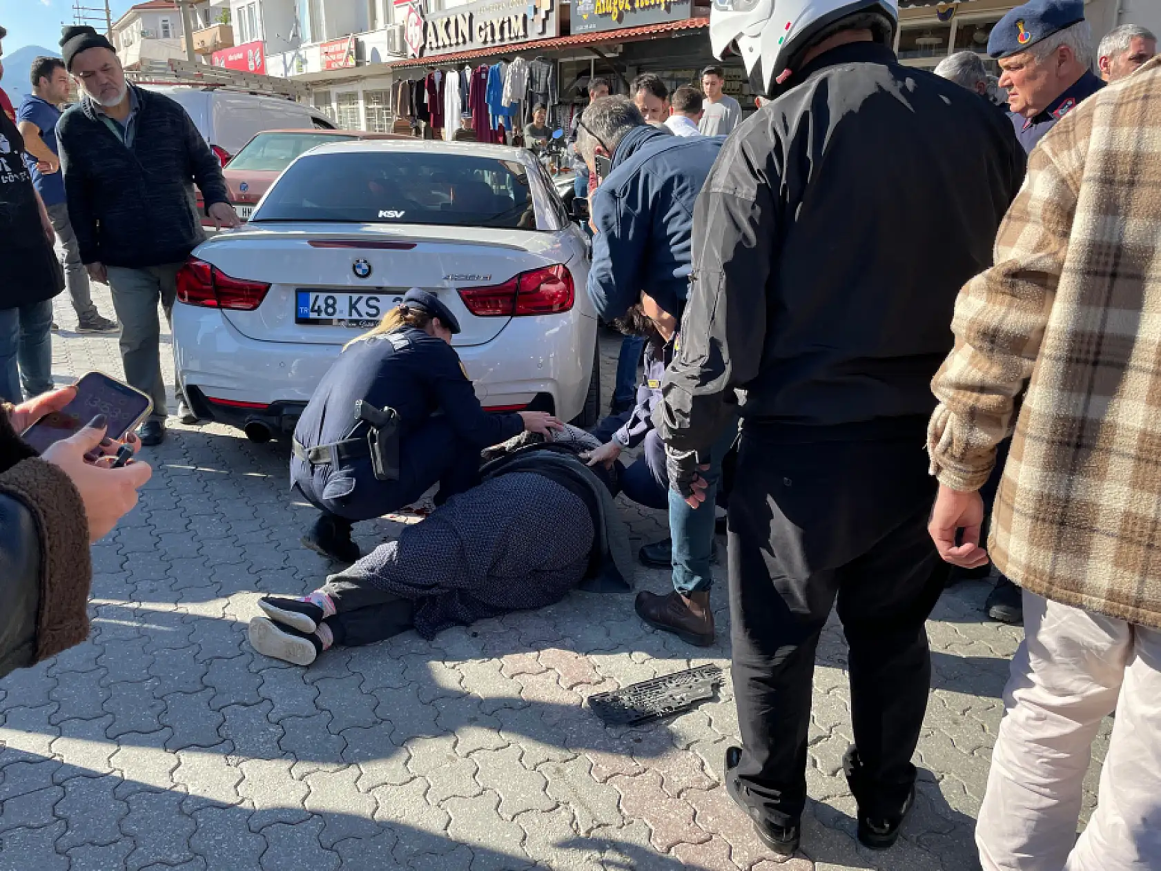 Fethiye'de ticari araç motosiklete, motosiklet sürücüsü yayaya çarptı: 1 yaralı