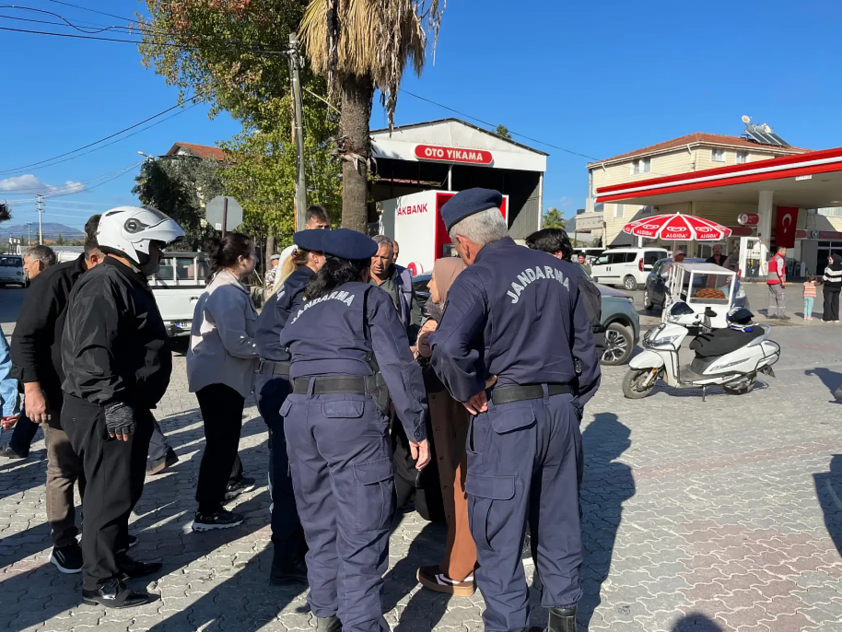 Fethiye'de ticari araç motosiklete, motosiklet sürücüsü yayaya çarptı: 1 yaralı