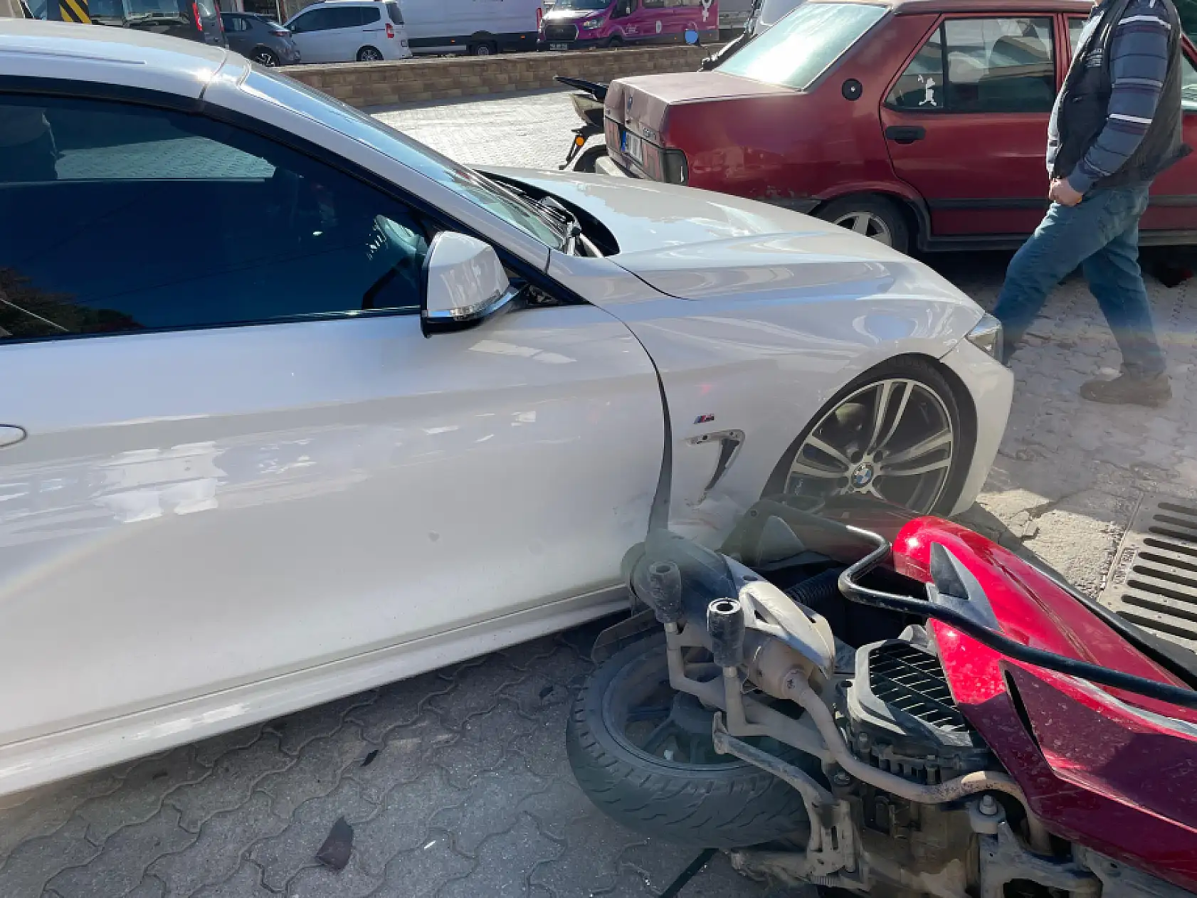 Fethiye'de ticari araç motosiklete, motosiklet sürücüsü yayaya çarptı: 1 yaralı