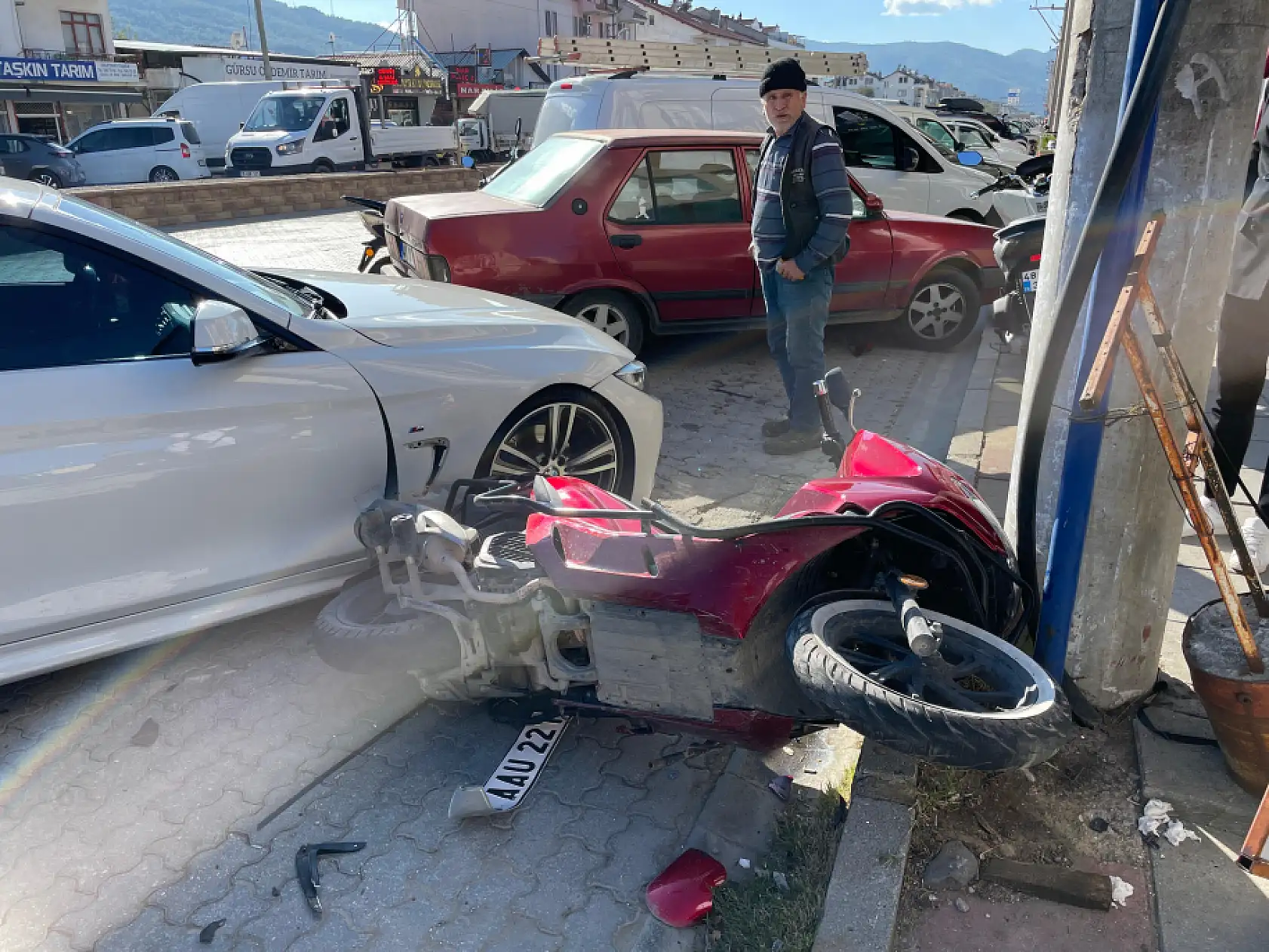 Fethiye'de ticari araç motosiklete, motosiklet sürücüsü yayaya çarptı: 1 yaralı