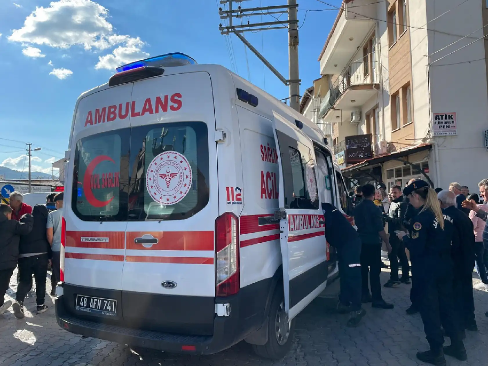 Fethiye'de ticari araç motosiklete, motosiklet sürücüsü yayaya çarptı: 1 yaralı