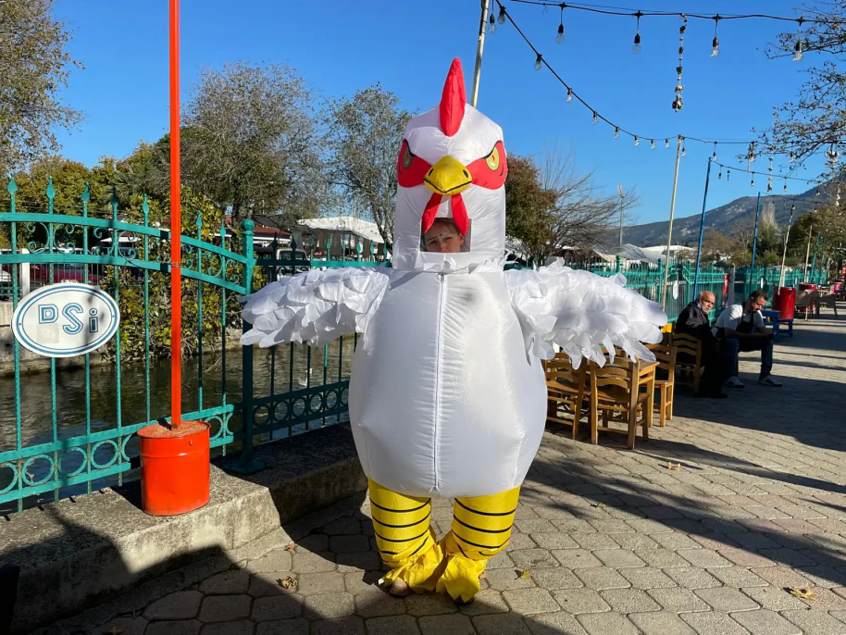 Fethiye Lezzet Sokağı'nda, Şerife Firik tavuk kostümüyle ilgi odağı